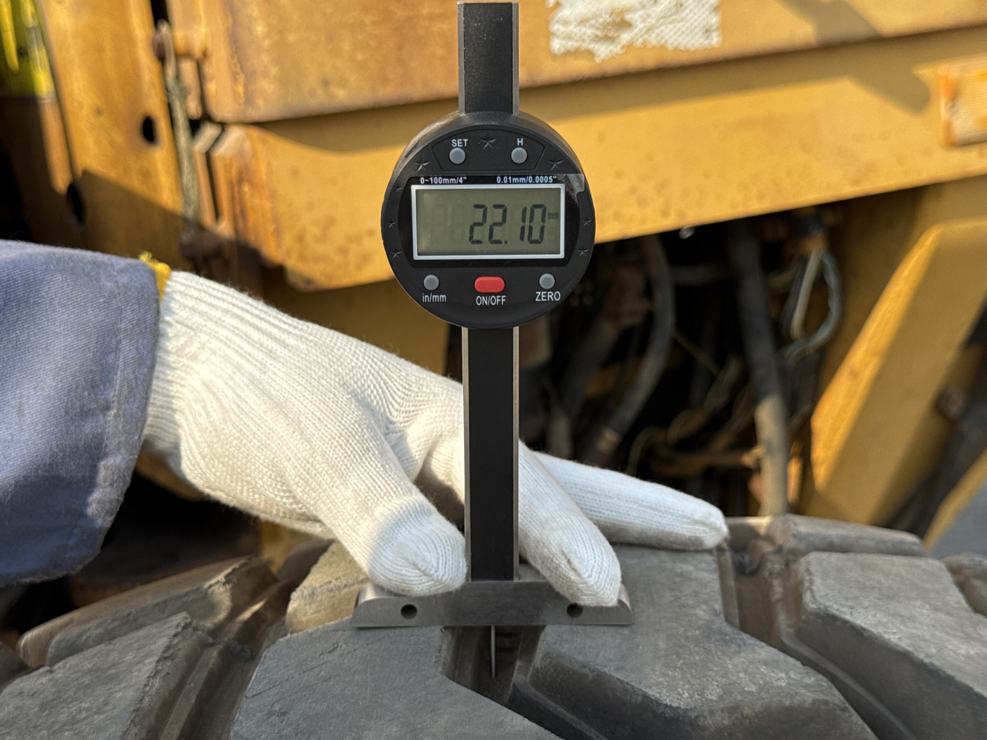 MGG-001-Cat-140K-Motor-graders-inspection-Chassis-Right-center-tire---tread-depth-2