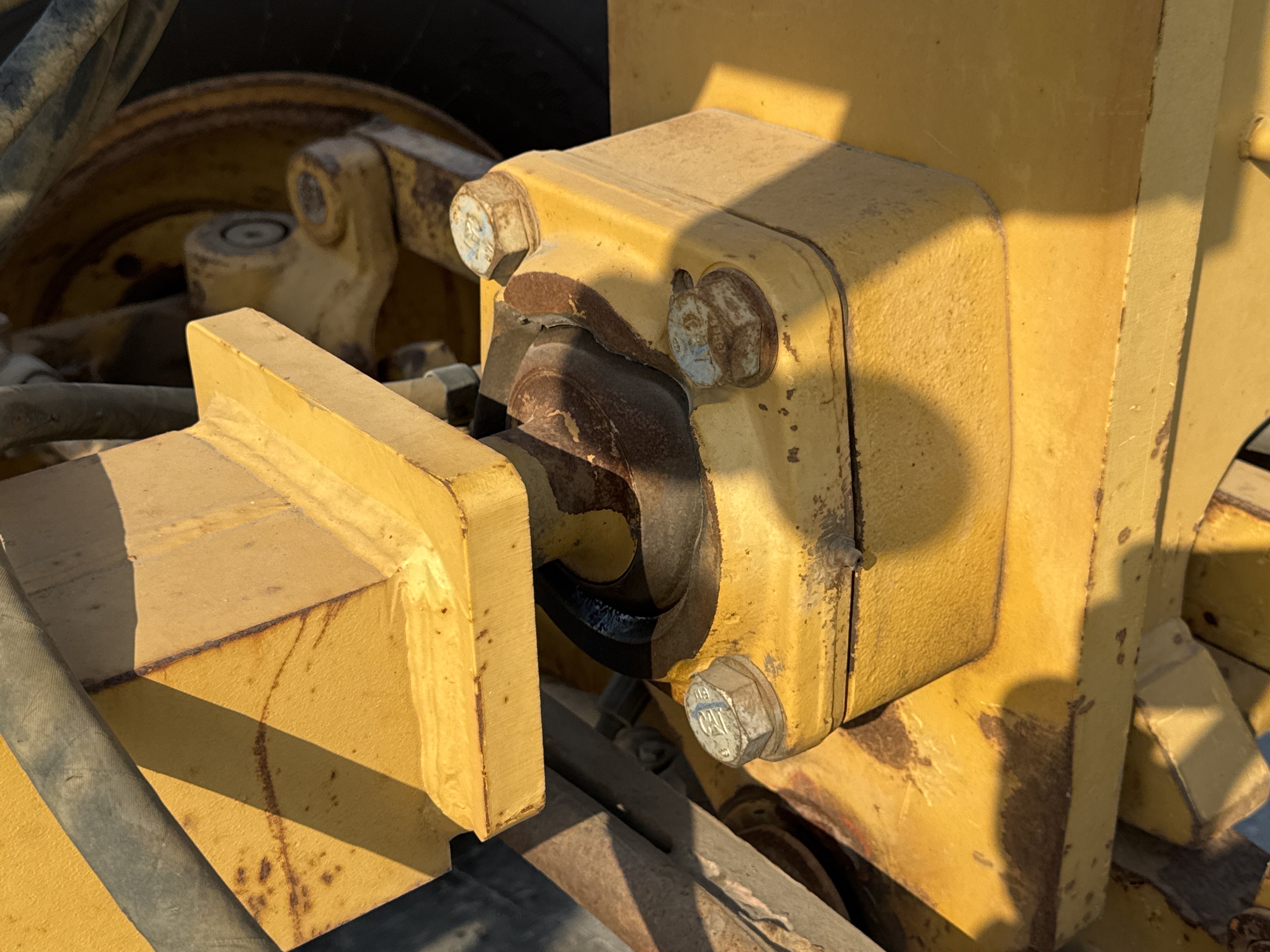 MGG-001-Cat-140K-Motor-graders-inspection-Chassis-Draw-bar-2