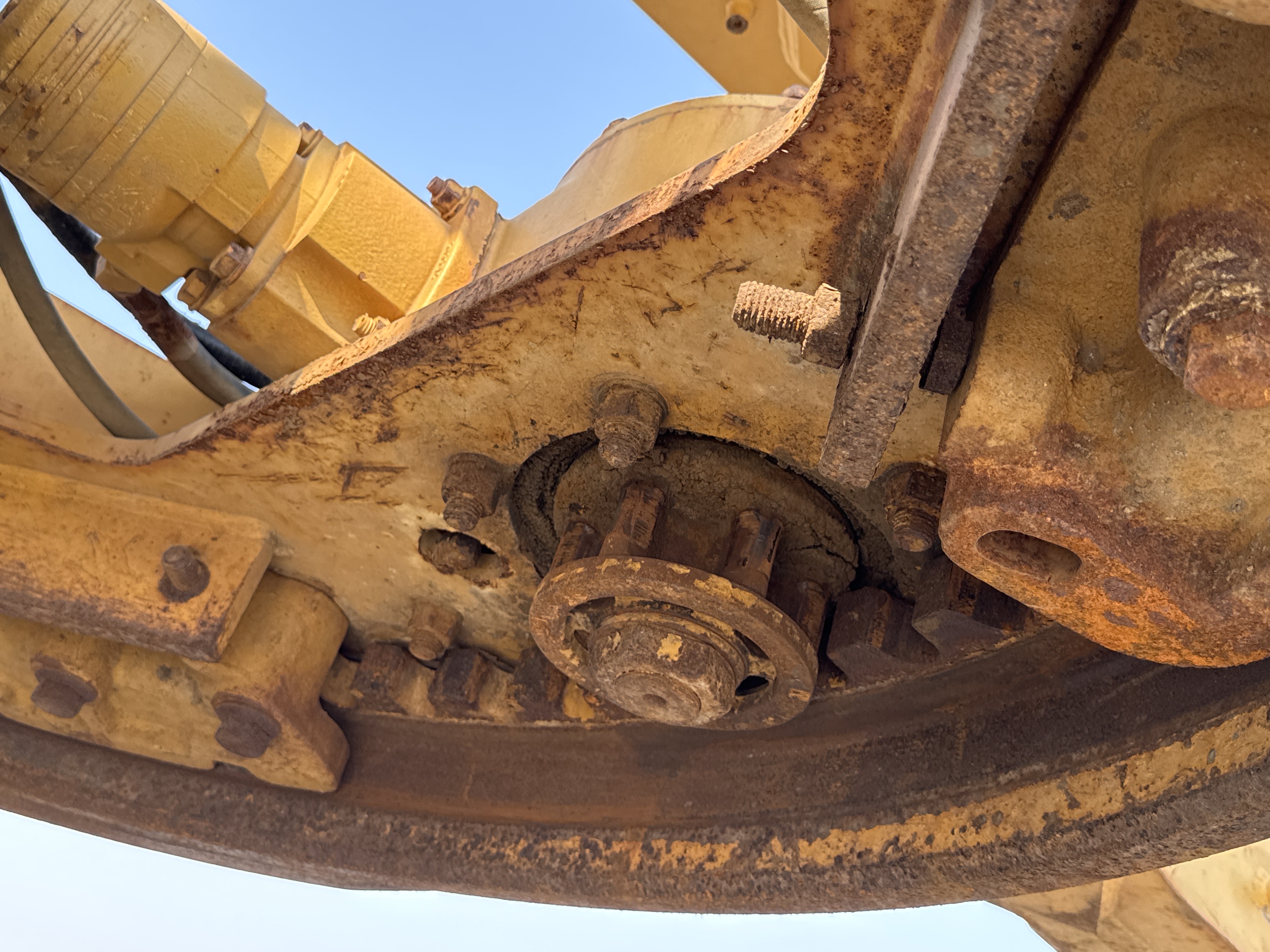 MGG-001-Cat-140K-Motor-graders-inspection-Chassis-Turn-table-2
