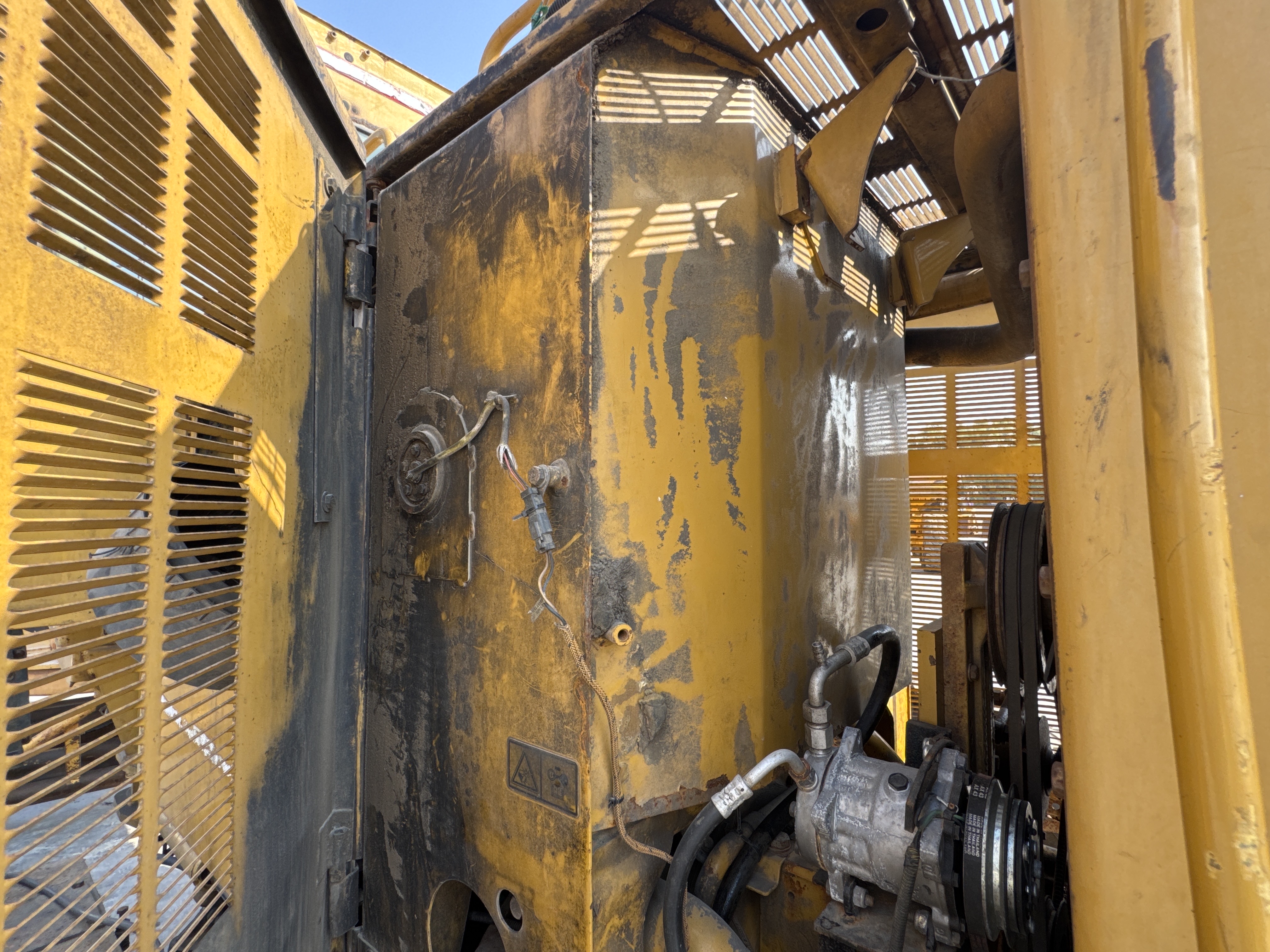 MGG-001-Cat-140K-Motor-graders-inspection-Engine-Fuel-tank-2