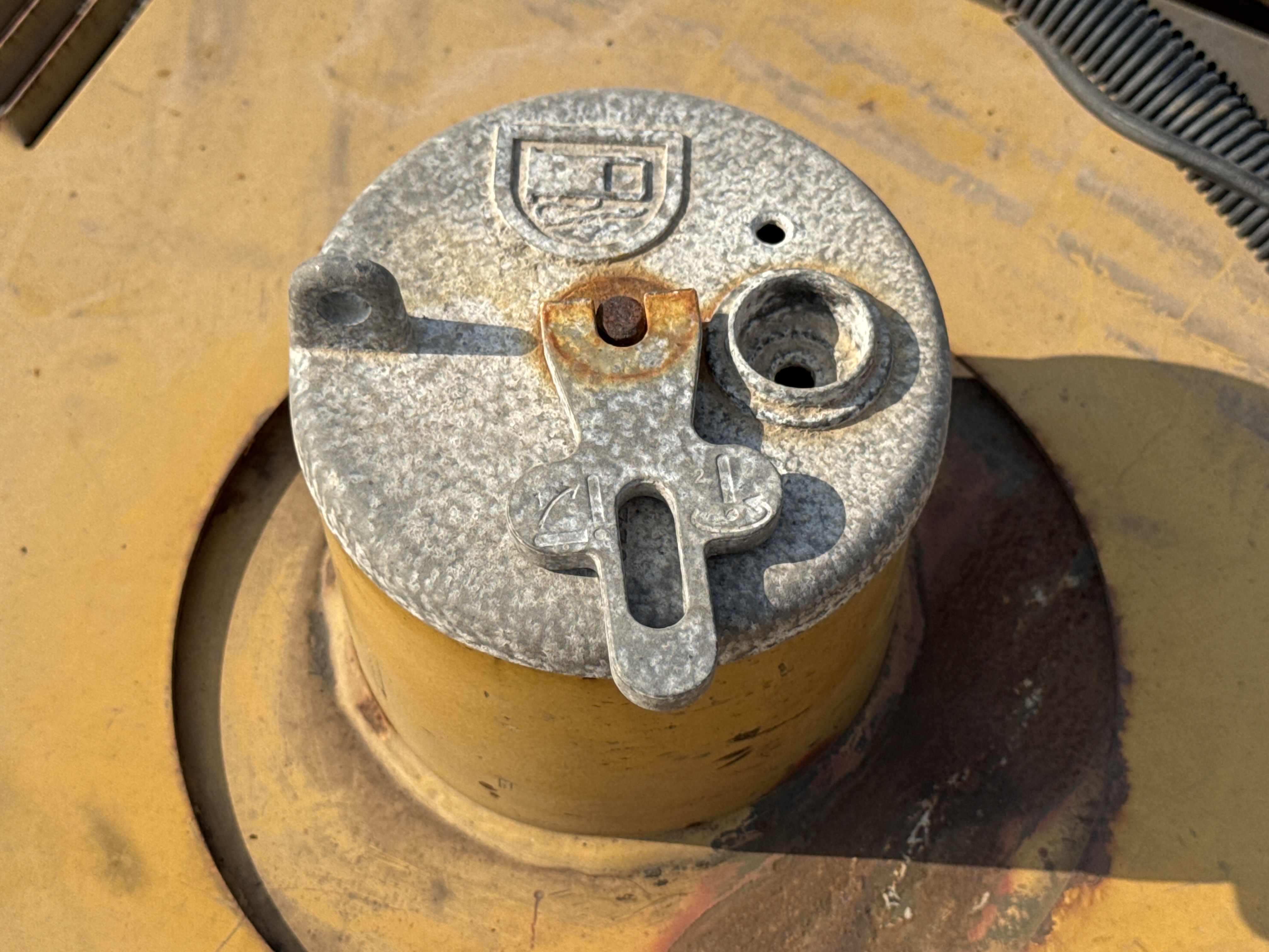 MGG-001-Cat-140K-Motor-graders-inspection-Engine-Fuel-tank-2