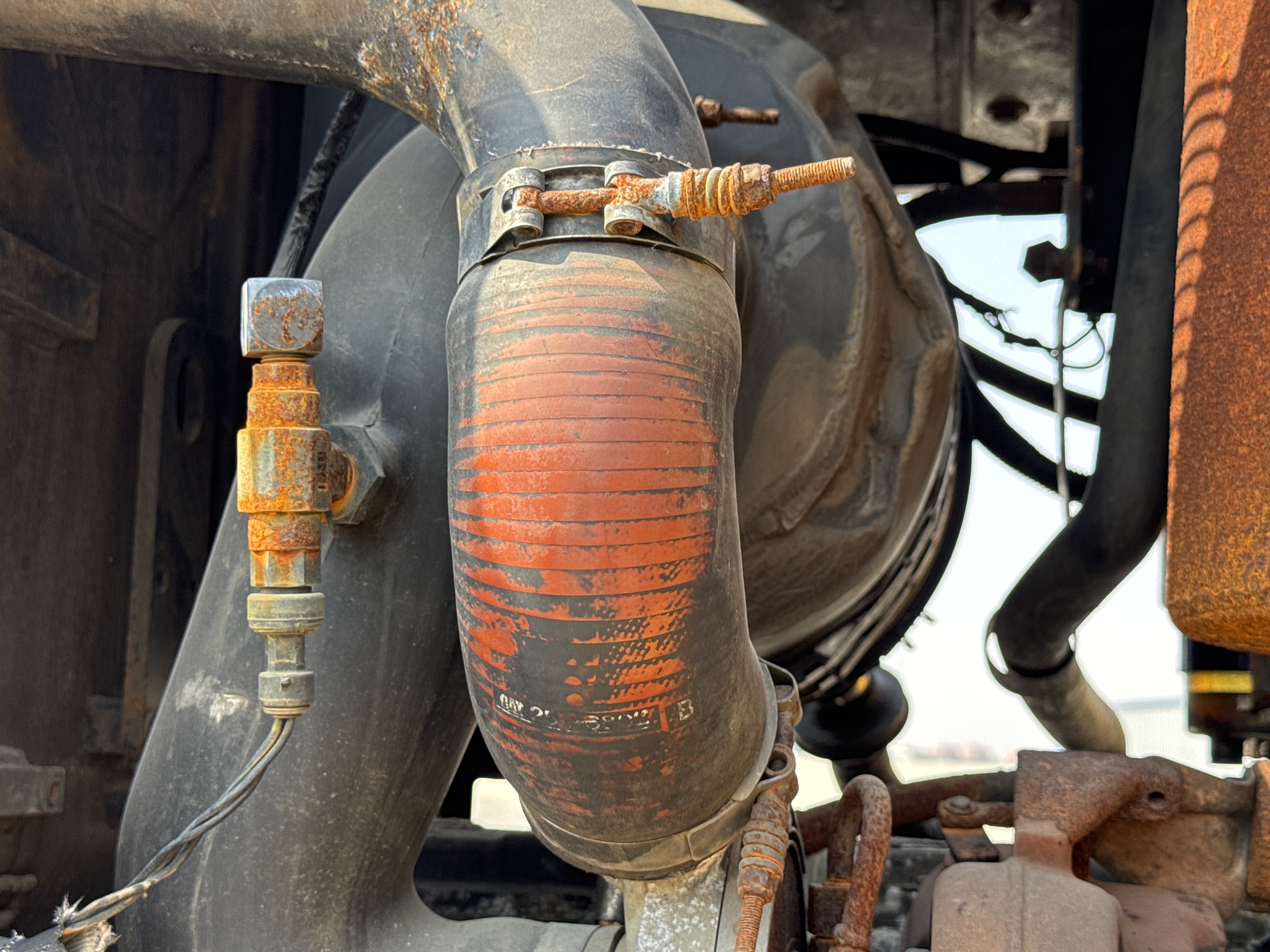 MGG-001-Cat-140K-Motor-graders-inspection-Engine-Hoses-2