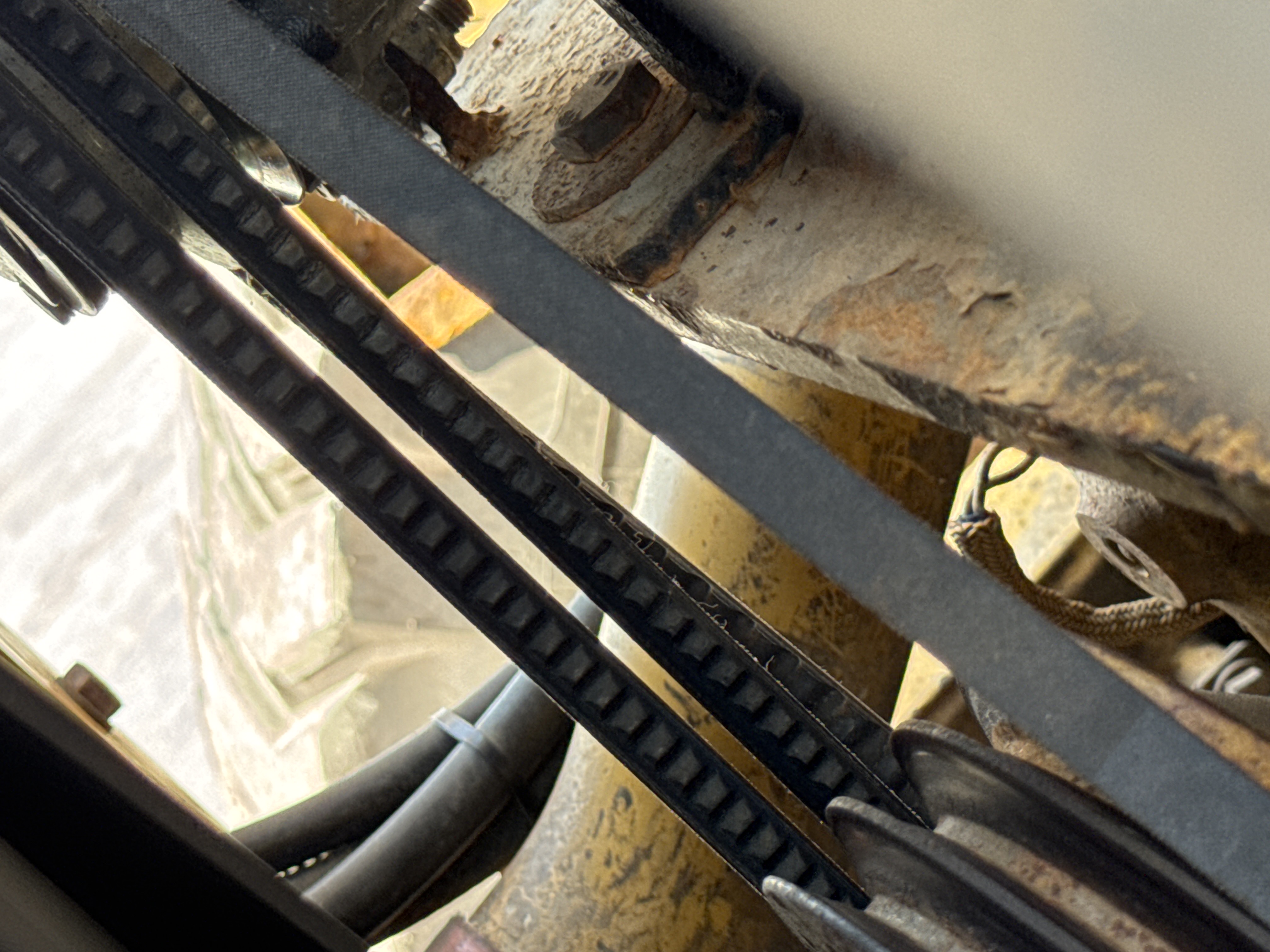 MGG-001-Cat-140K-Motor-graders-inspection-Engine-Belt-2