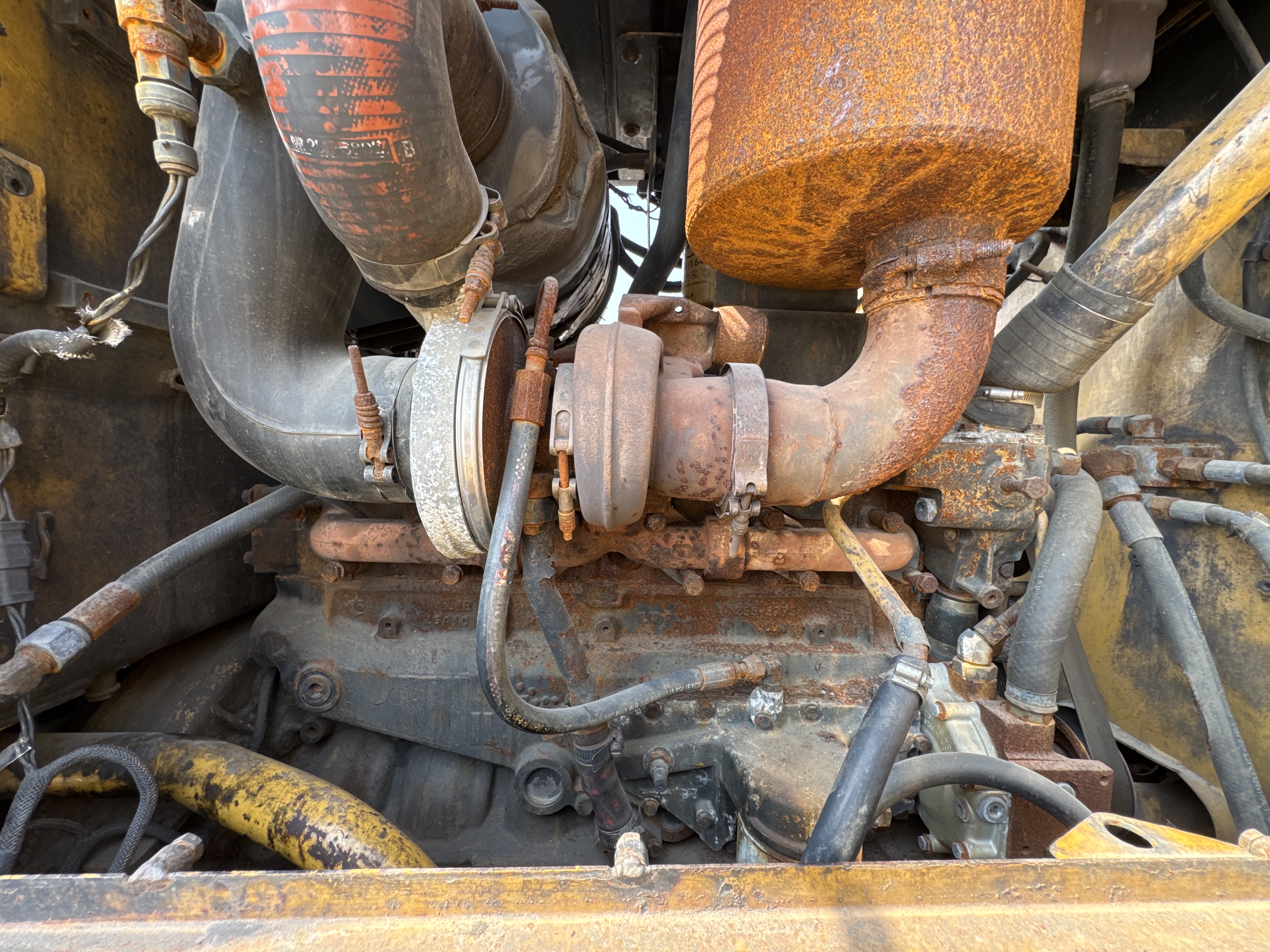 MGG-001-Cat-140K-Motor-graders-inspection-Engine-Engine-oil-leaks-2