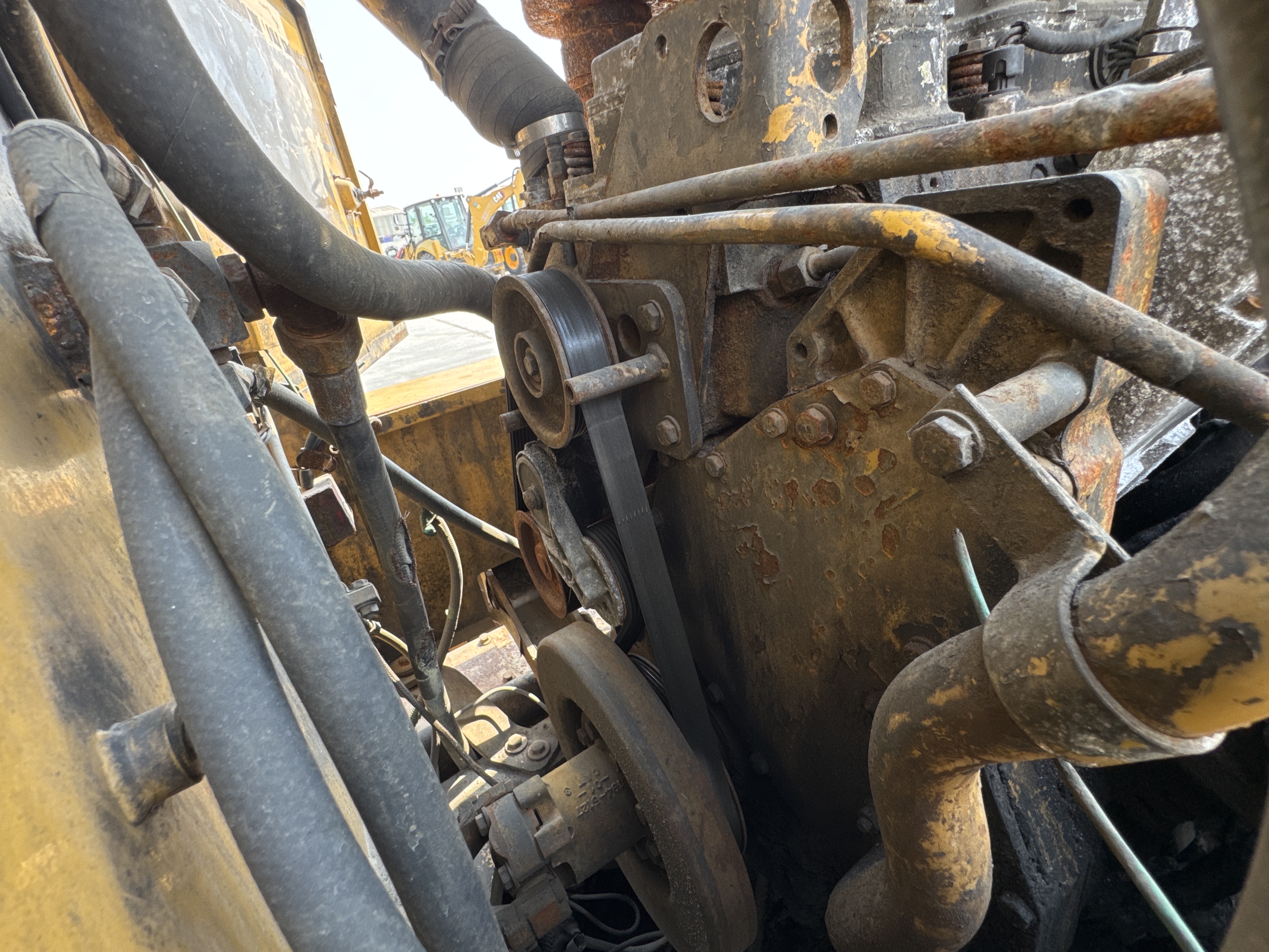 MGG-001-Cat-140K-Motor-graders-inspection-Engine-Engine-oil-leaks-2