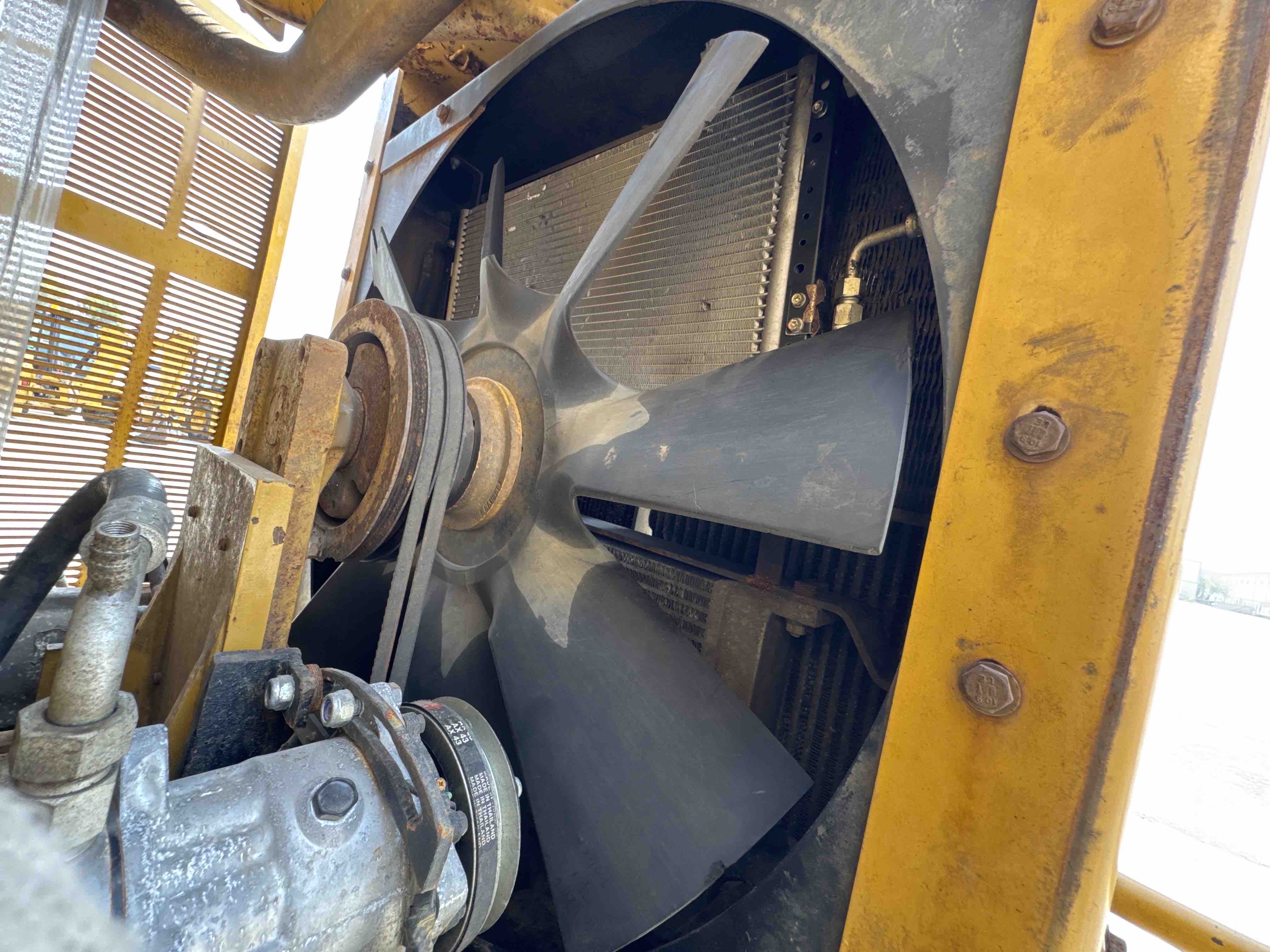 MGG-001-Cat-140K-Motor-graders-inspection-Engine-Cooling-fan-and-fan-guard-2