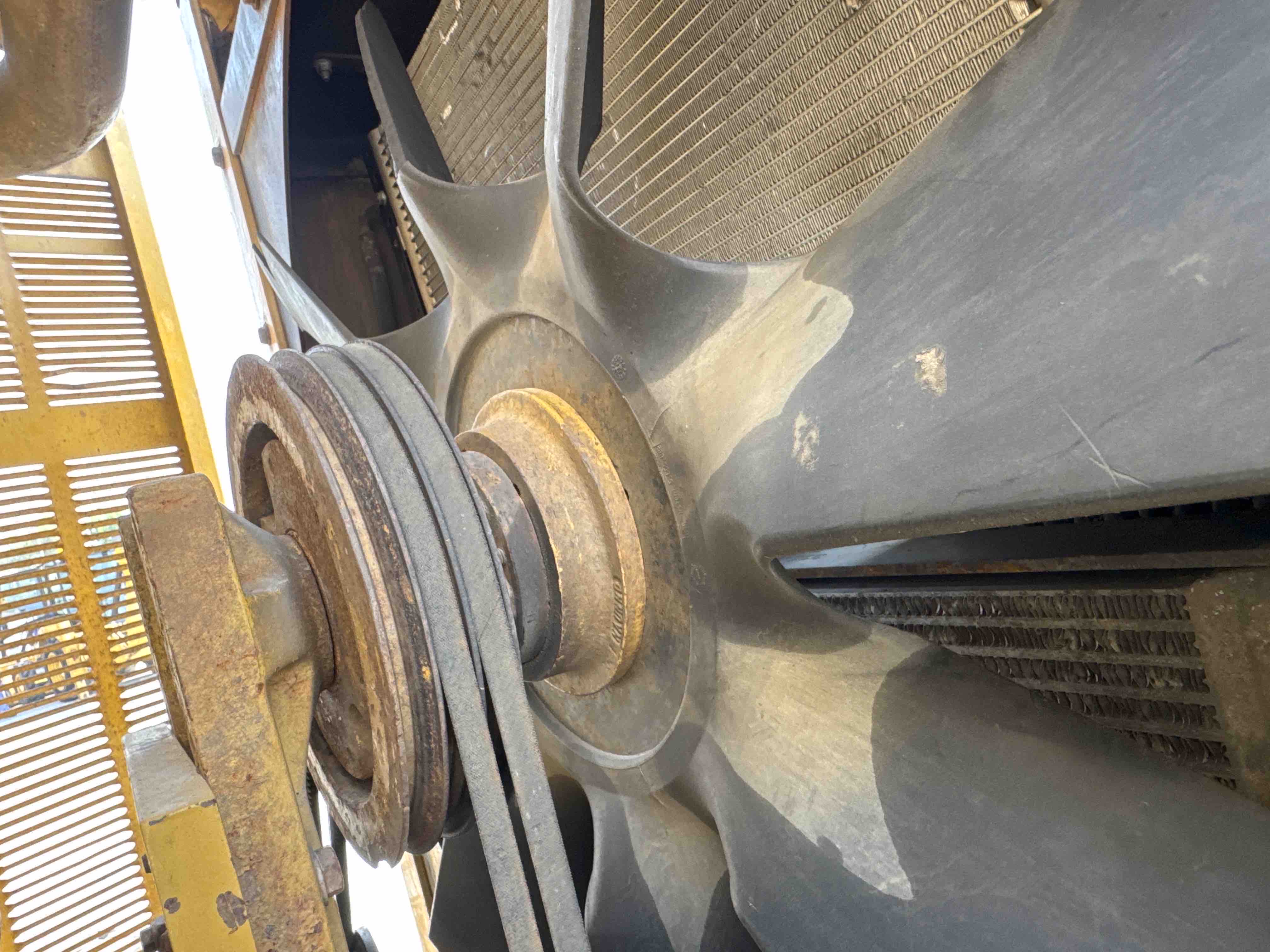 MGG-001-Cat-140K-Motor-graders-inspection-Engine-Cooling-fan-and-fan-guard-2