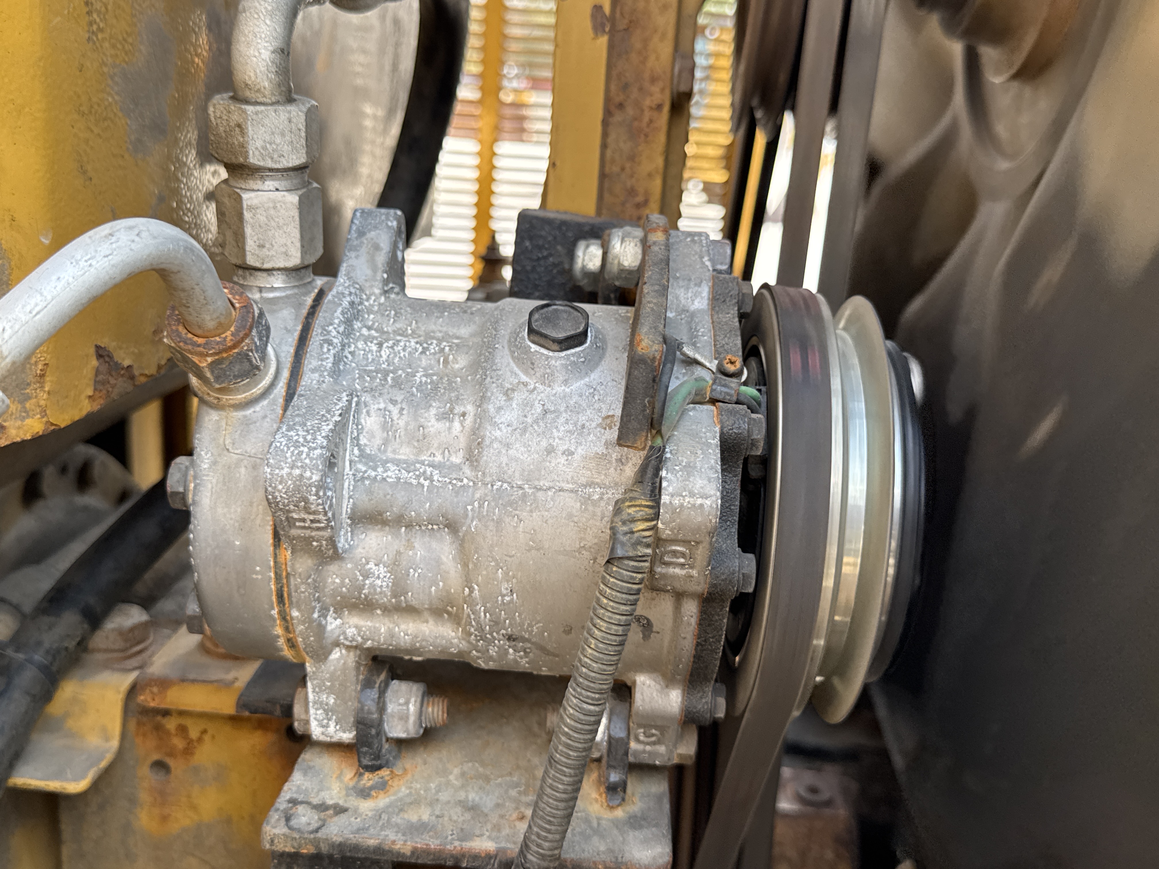 MGG-001-Cat-140K-Motor-graders-inspection-Air-conditioning-A/C-compressor-2
