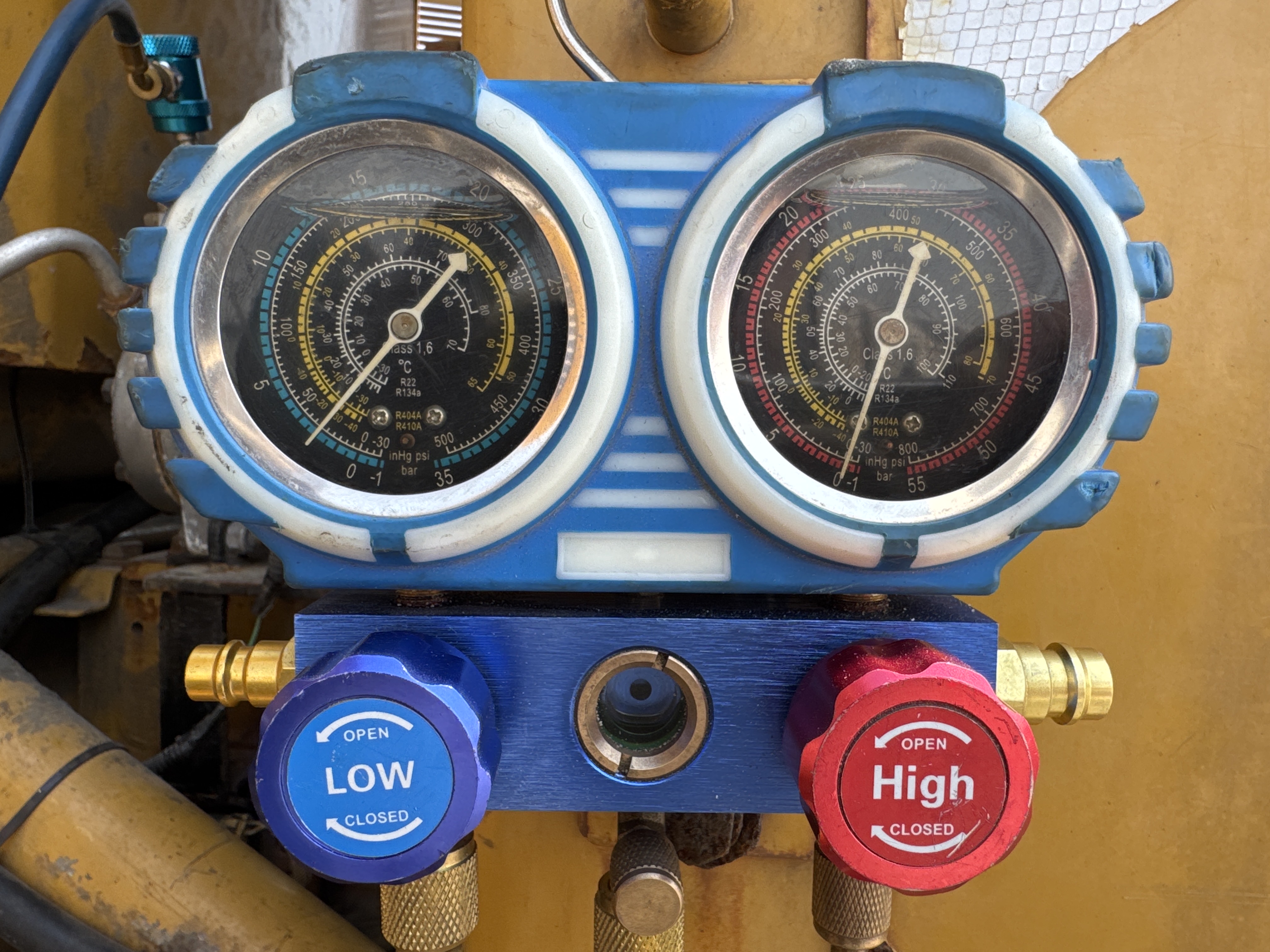 MGG-001-Cat-140K-Motor-graders-inspection-Air-conditioning-A/C-compressor-2