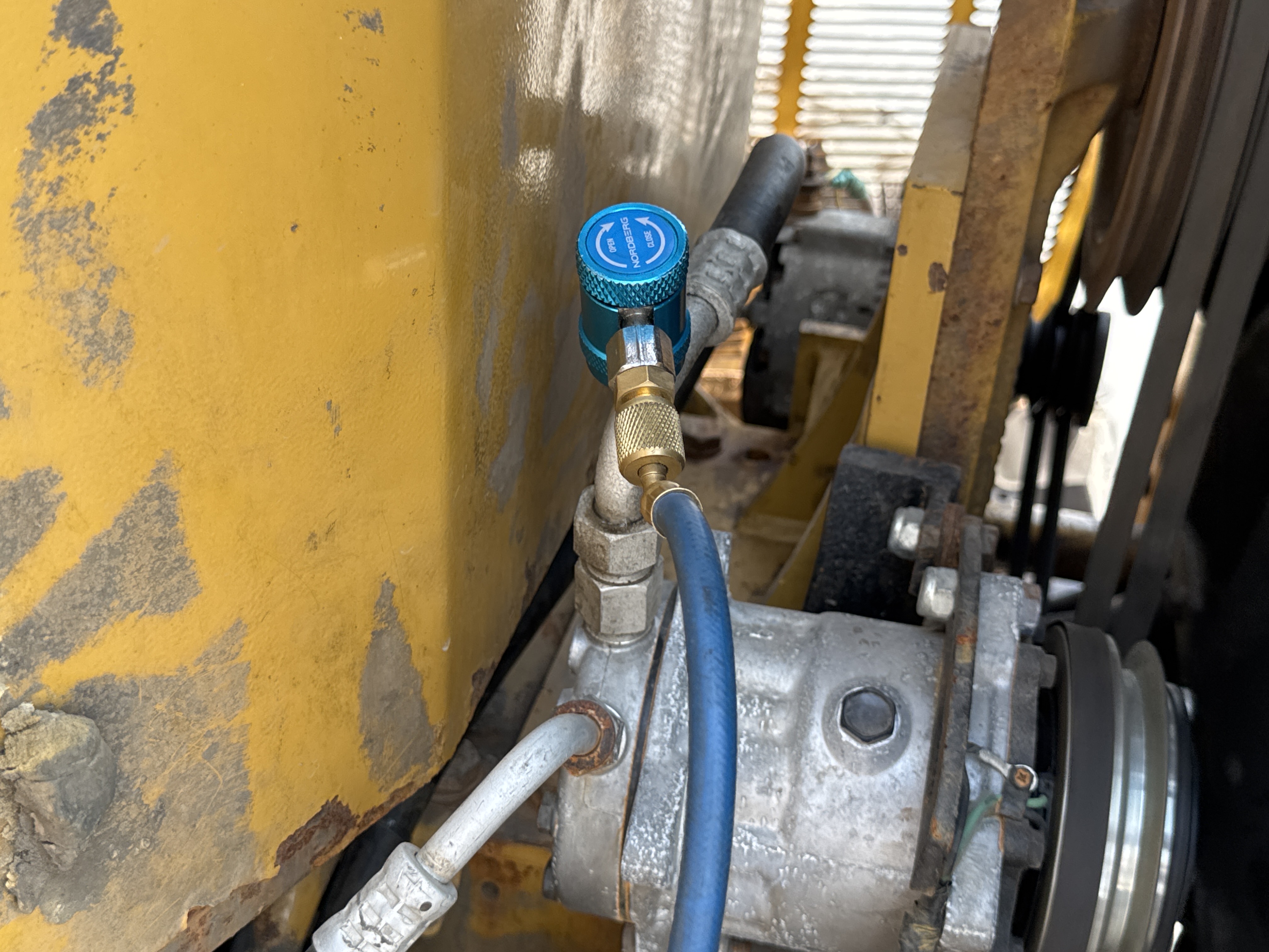 MGG-001-Cat-140K-Motor-graders-inspection-Air-conditioning-A/C-compressor-2