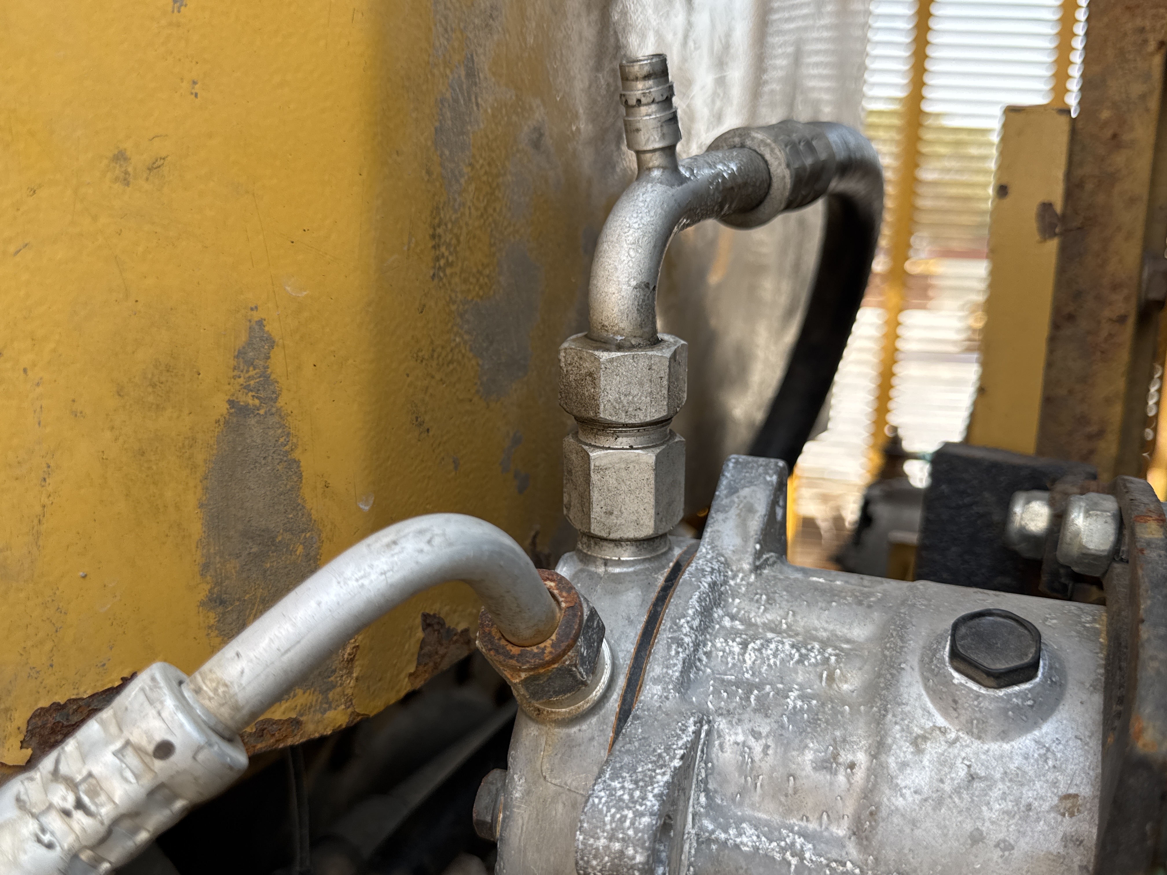 MGG-001-Cat-140K-Motor-graders-inspection-Air-conditioning-Refrigerant-lines-2