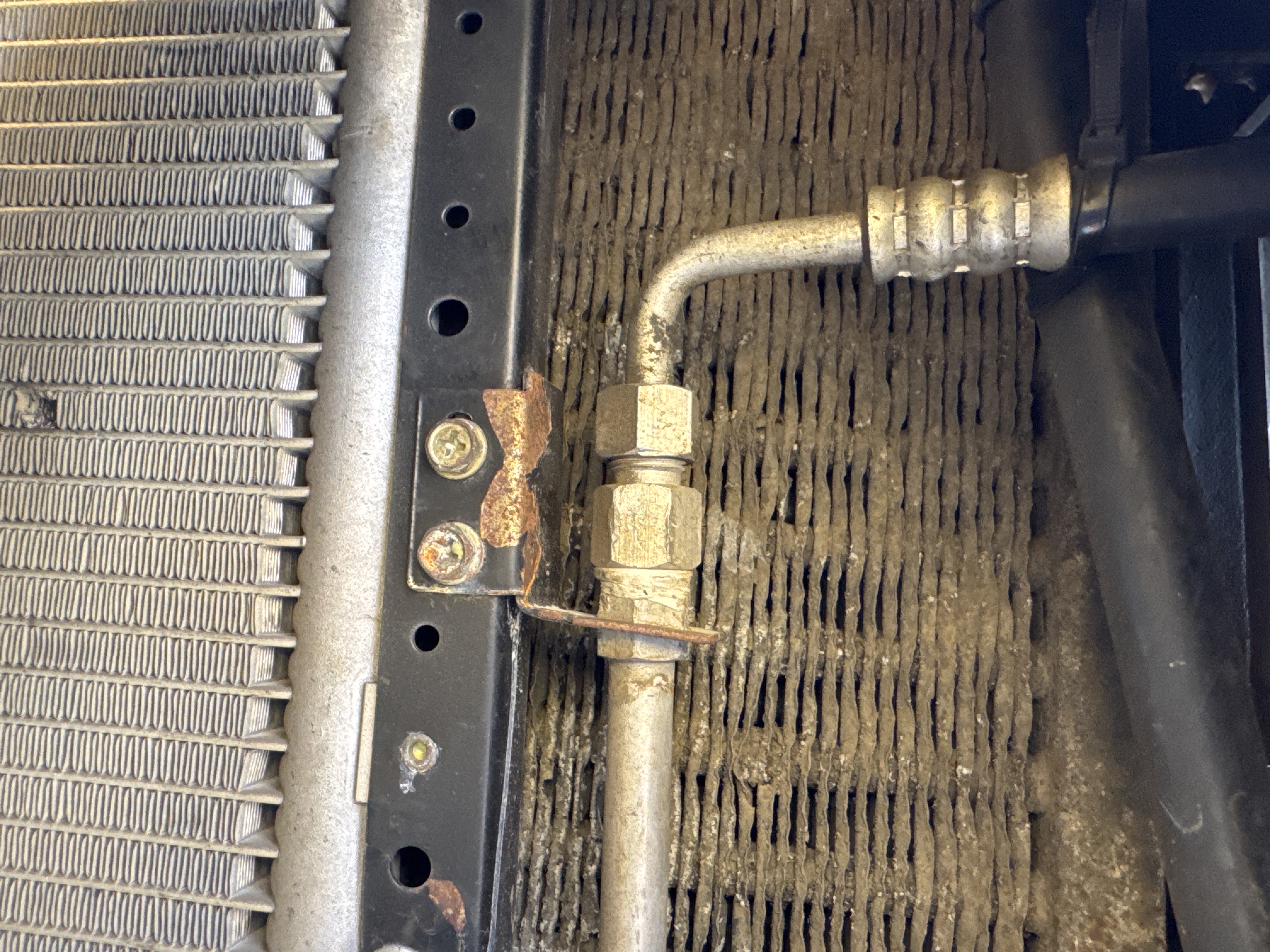 MGG-001-Cat-140K-Motor-graders-inspection-Air-conditioning-Refrigerant-lines-2