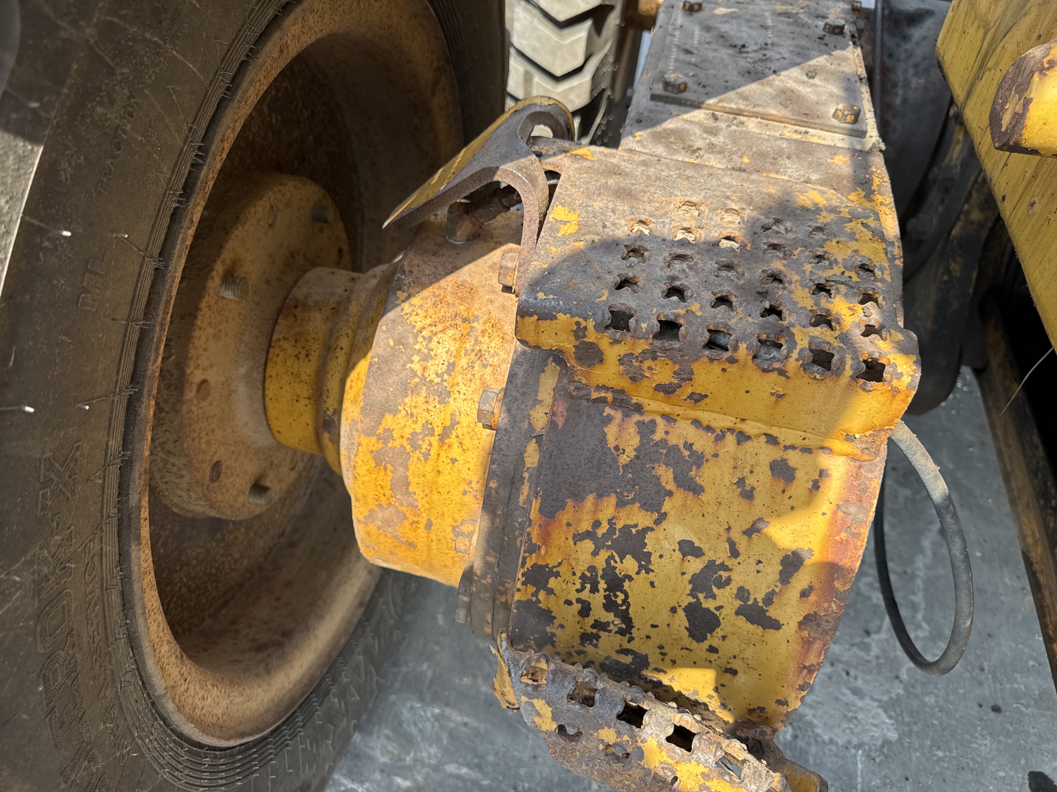 MGG-001-Cat-140K-Motor-graders-inspection-Drive-system-Axle-housing-2