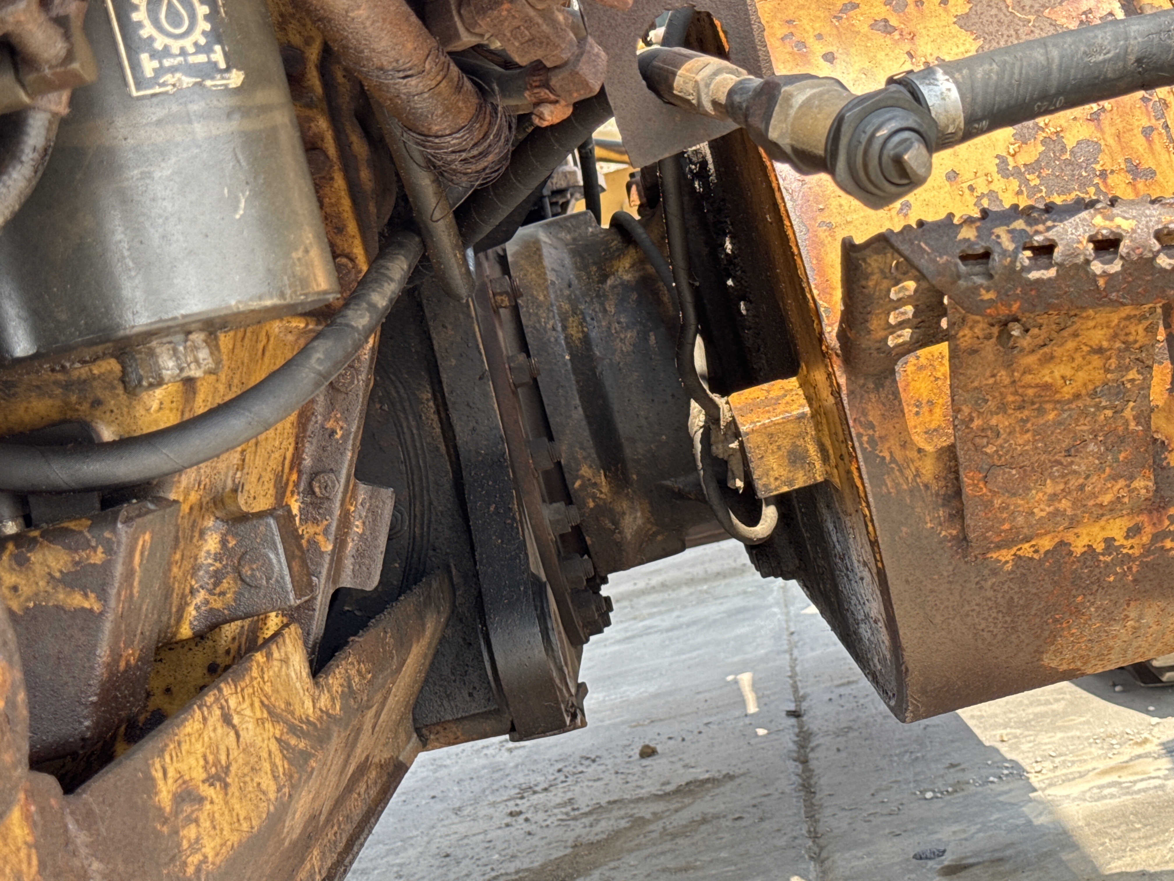 MGG-001-Cat-140K-Motor-graders-inspection-Drive-system-Axle-housing-2