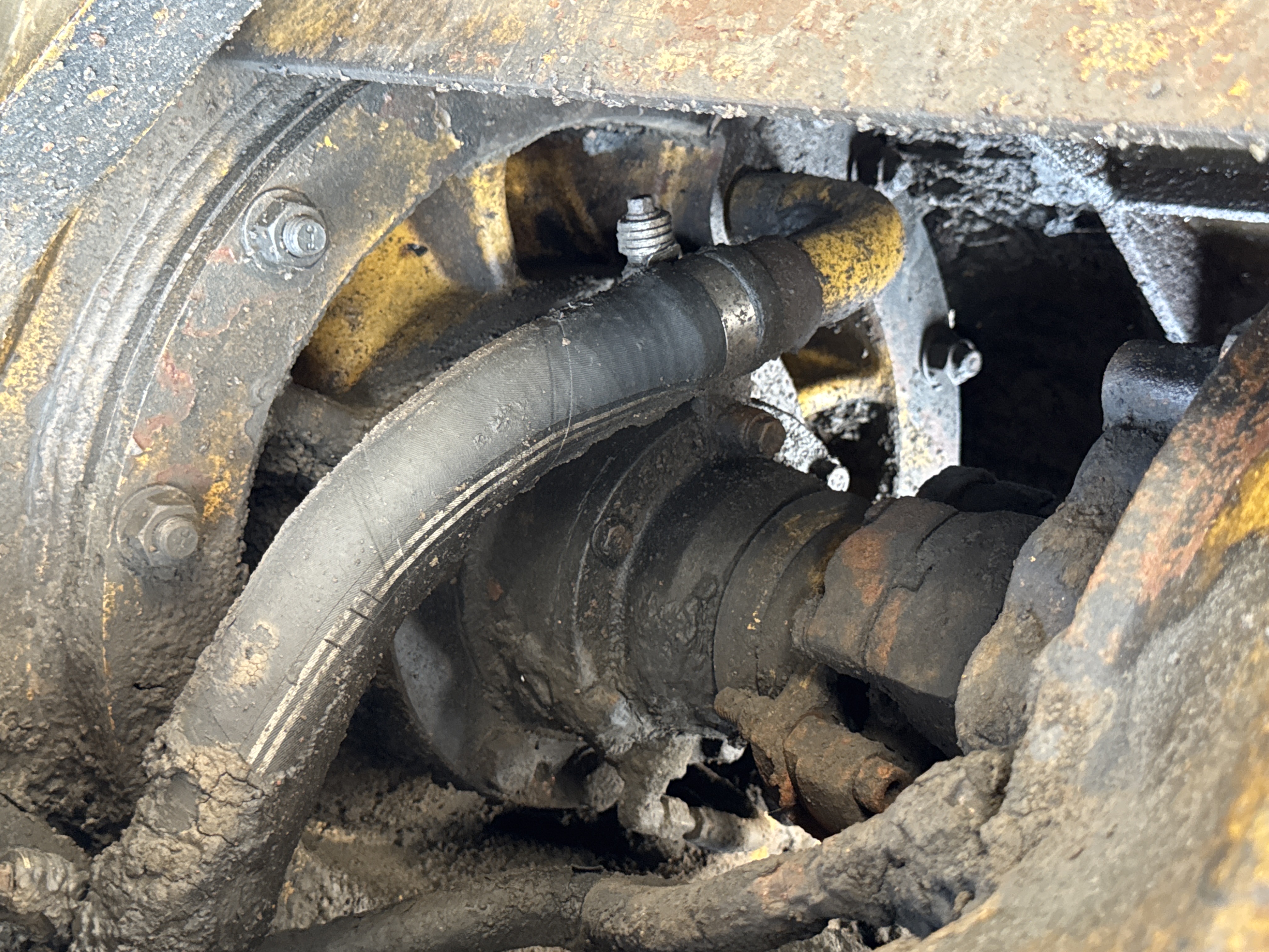MGG-001-Cat-140K-Motor-graders-inspection-Drive-system-Axle-housing-2