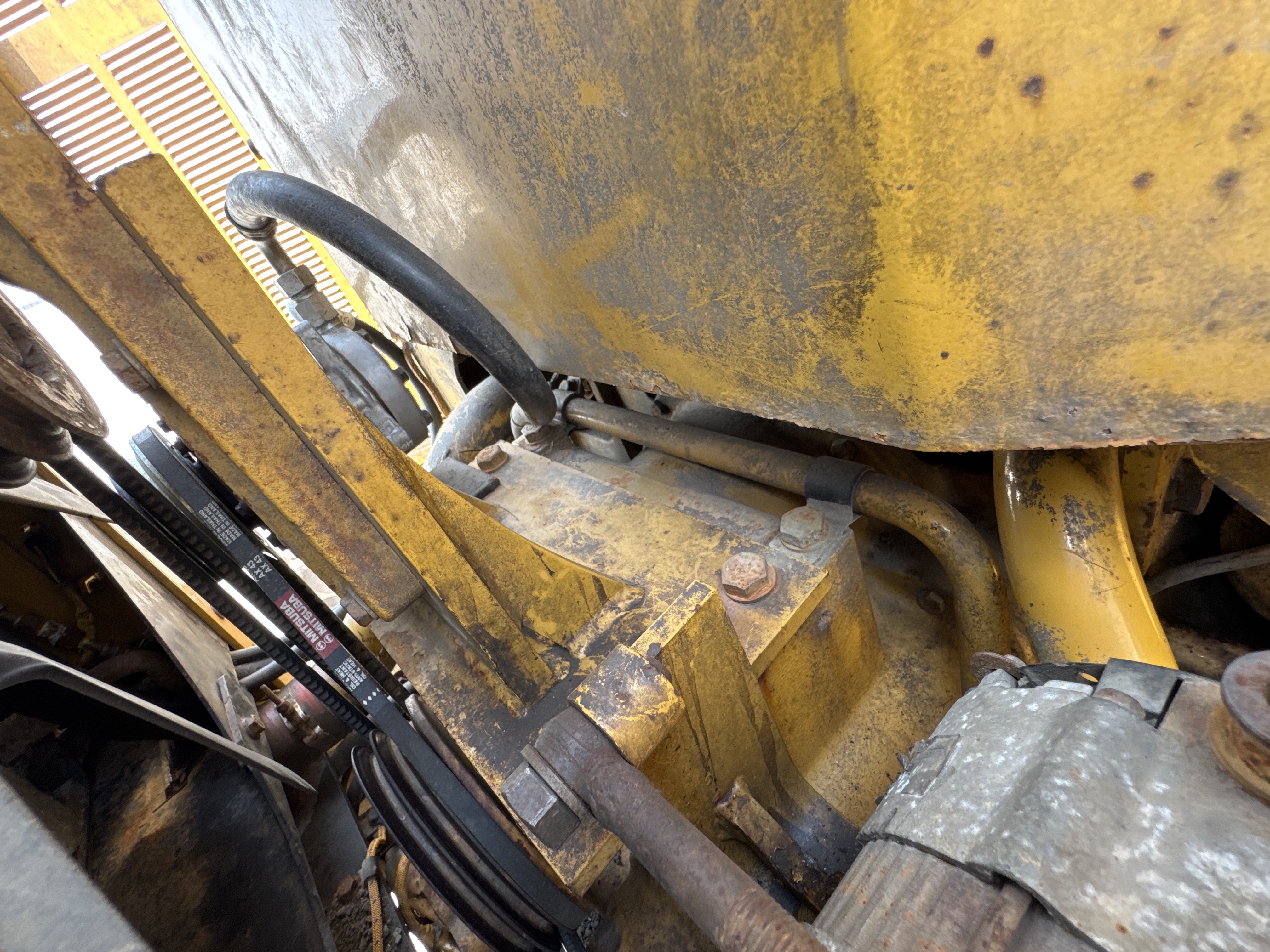 MGG-001-Cat-140K-Motor-graders-inspection-Drive-system-Transmission-case-2