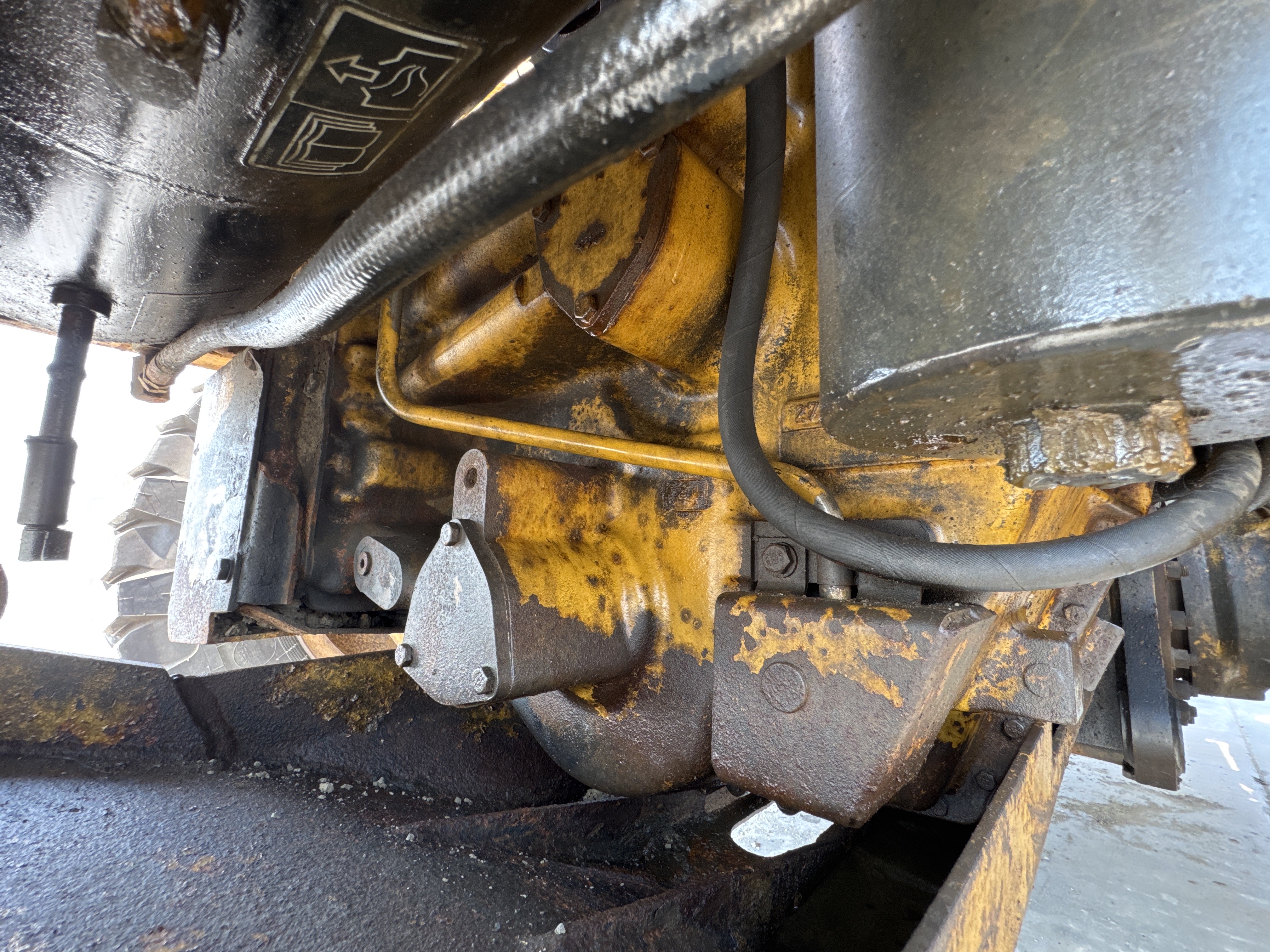 MGG-001-Cat-140K-Motor-graders-inspection-Drive-system-Transmission-case-2