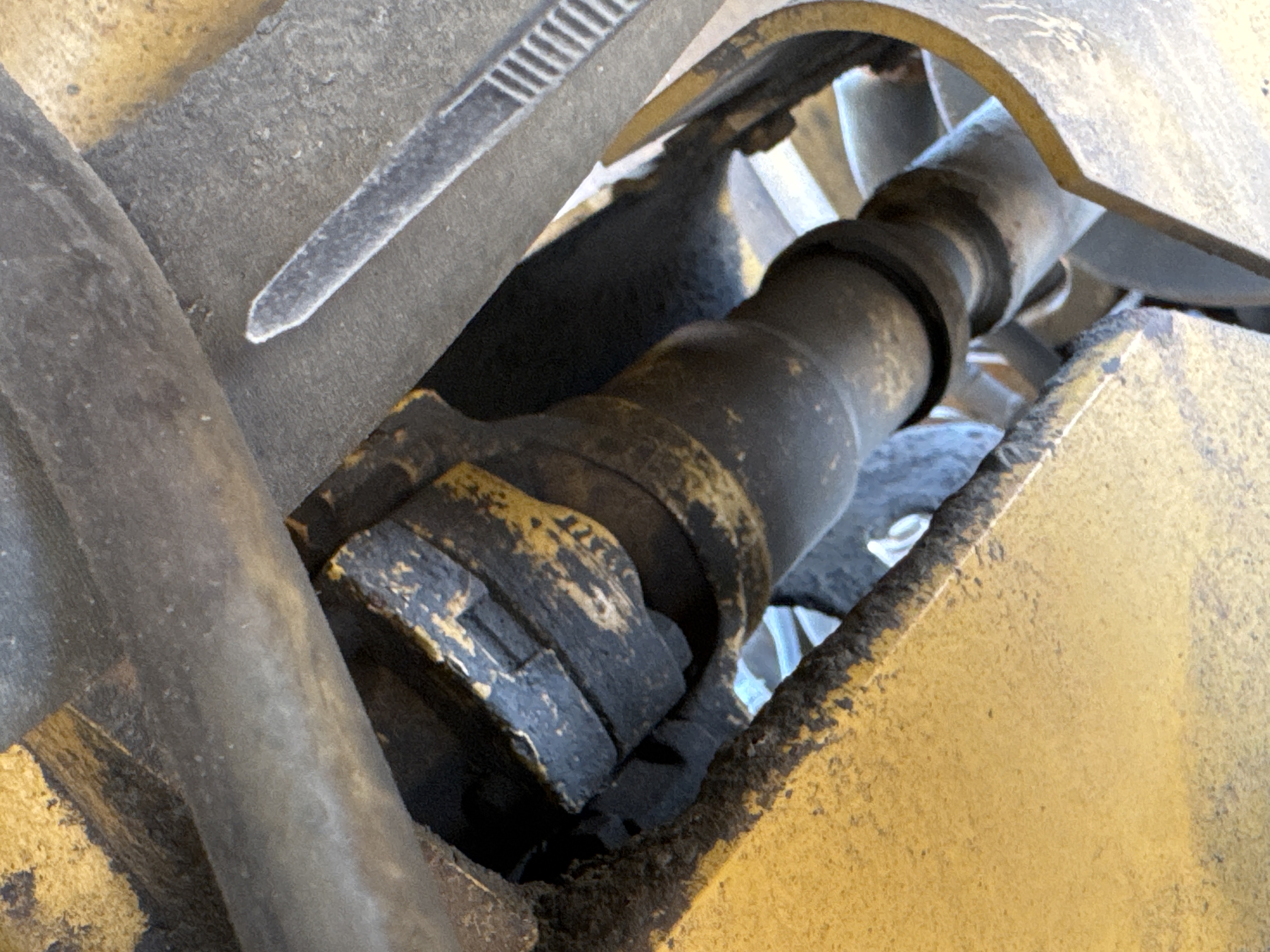 MGG-001-Cat-140K-Motor-graders-inspection-Drive-system-Propeller-shaft-2