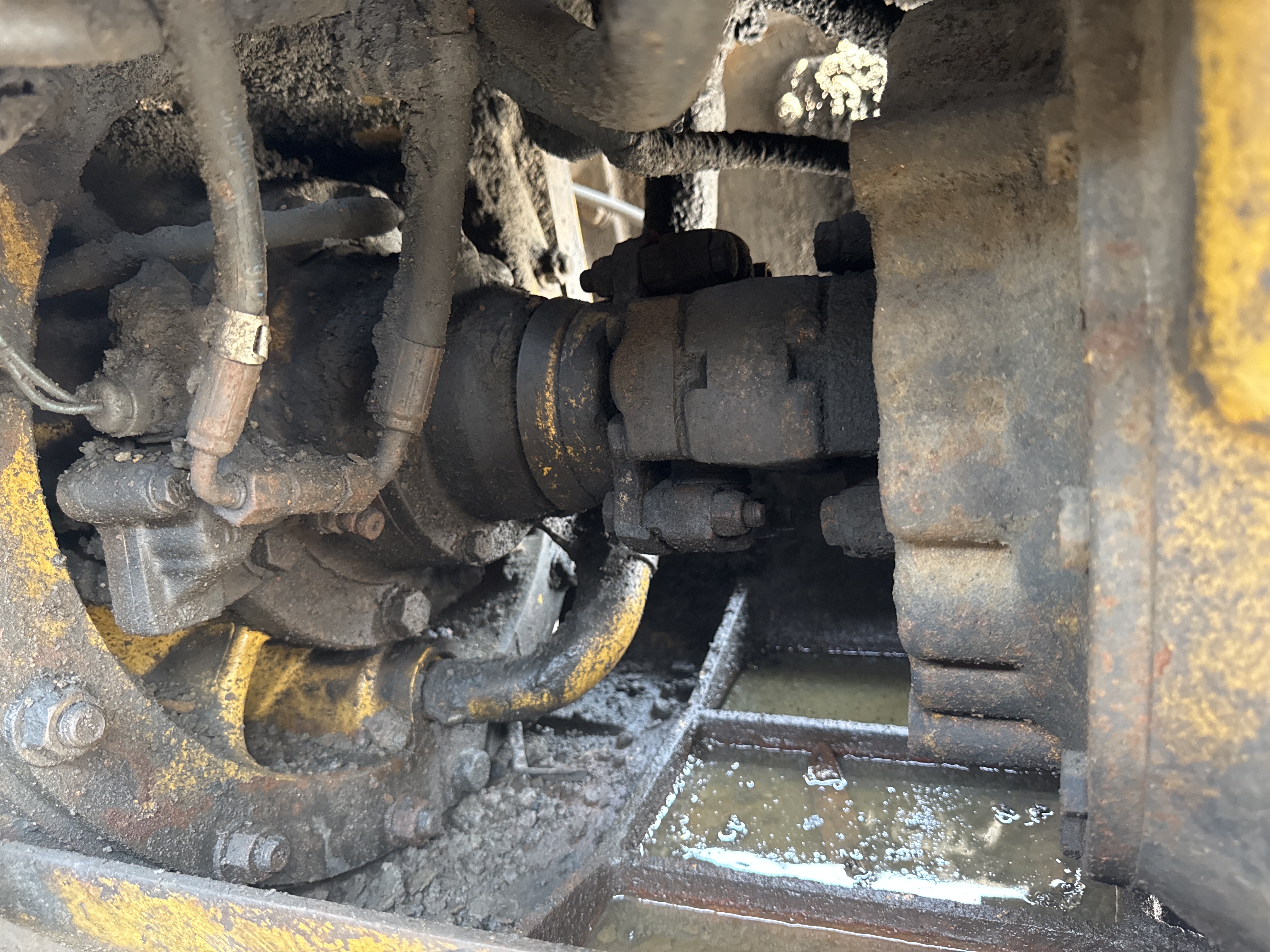 MGG-001-Cat-140K-Motor-graders-inspection-Drive-system-Propeller-shaft-2
