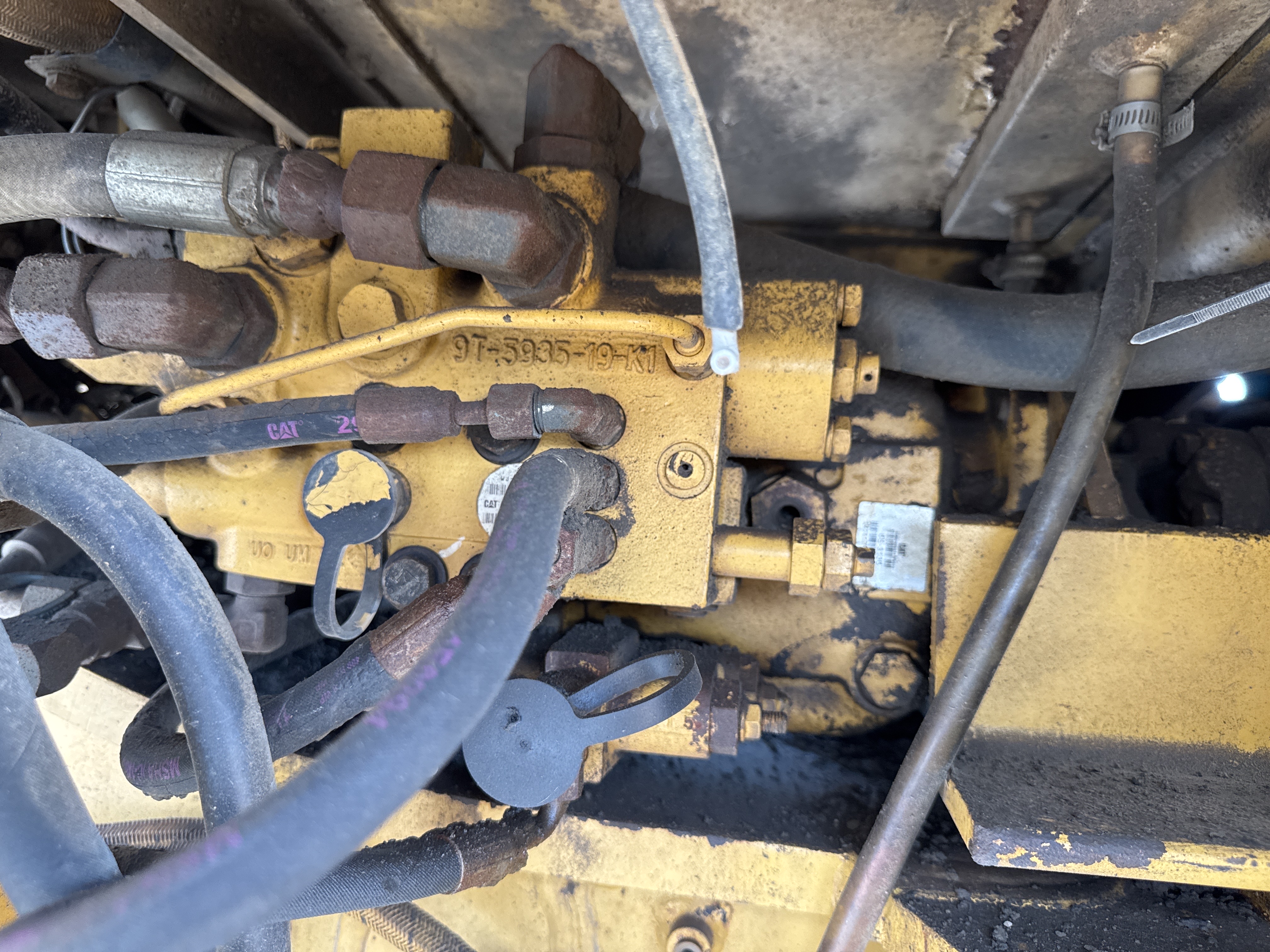 MGG-001-Cat-140K-Motor-graders-inspection-Hydraulics-Hydraulic-pump-2
