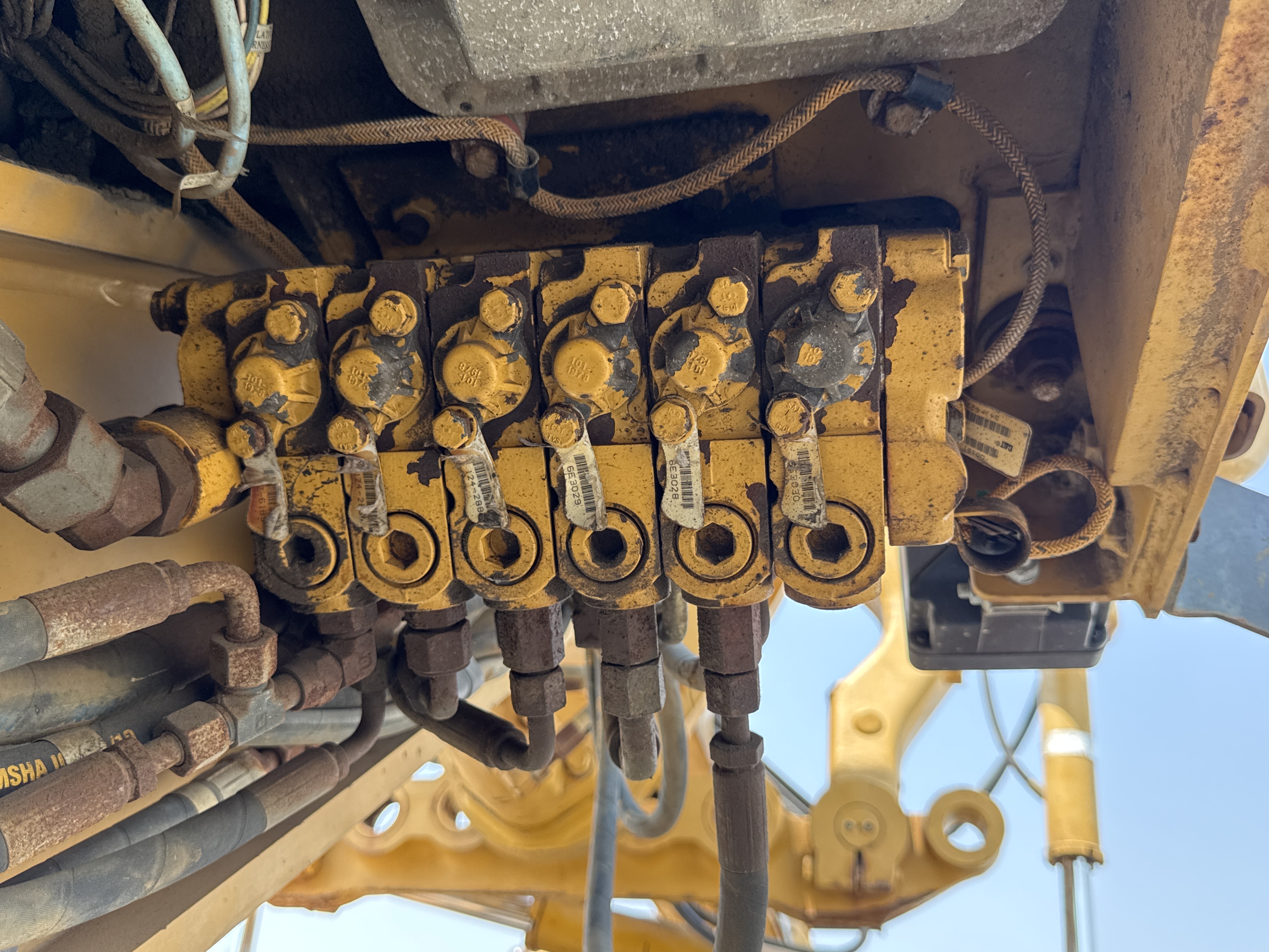 MGG-001-Cat-140K-Motor-graders-inspection-Hydraulics-Main-control-valve-(MCV)-2