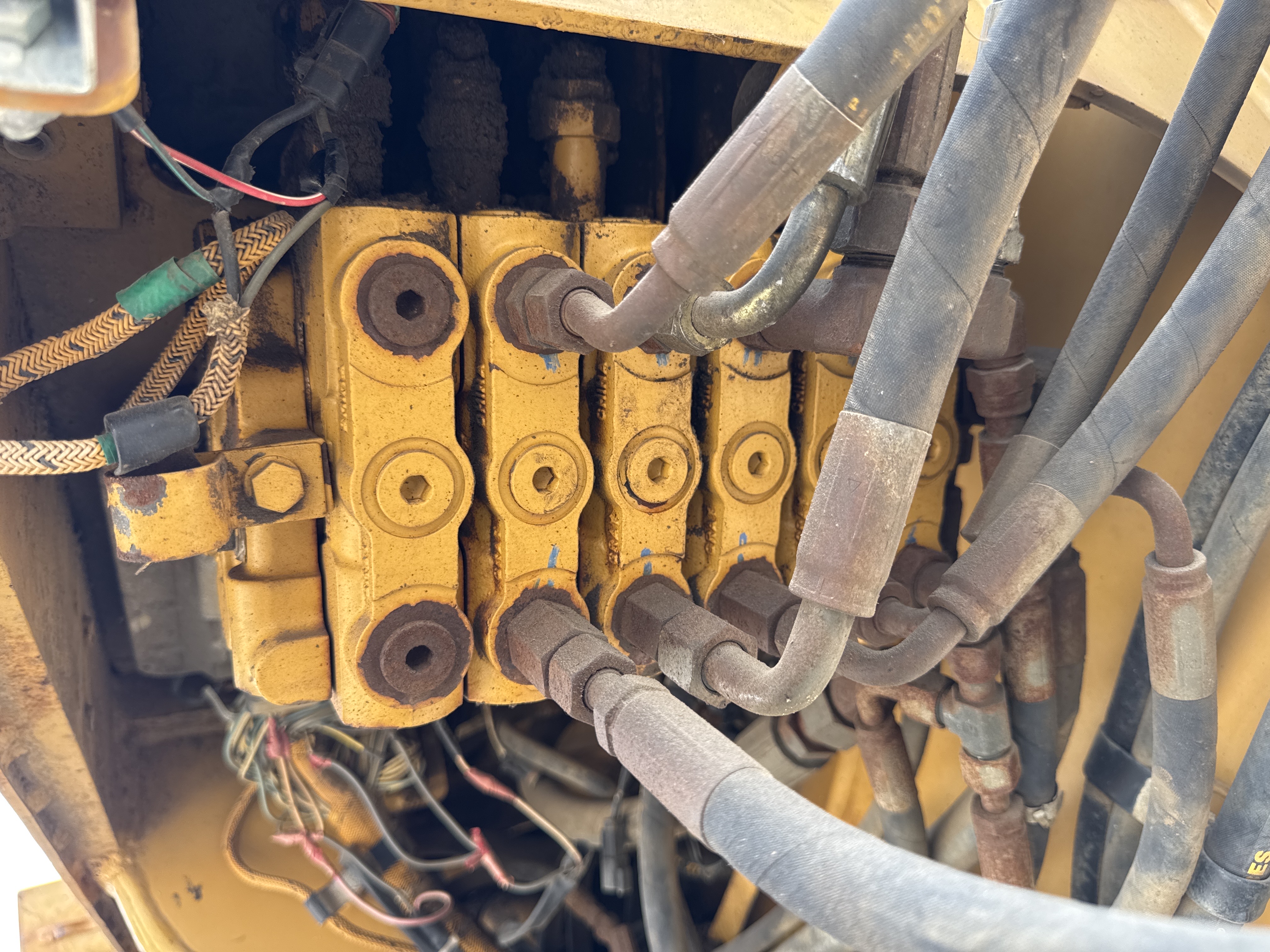 MGG-001-Cat-140K-Motor-graders-inspection-Hydraulics-Main-control-valve-(MCV)-2