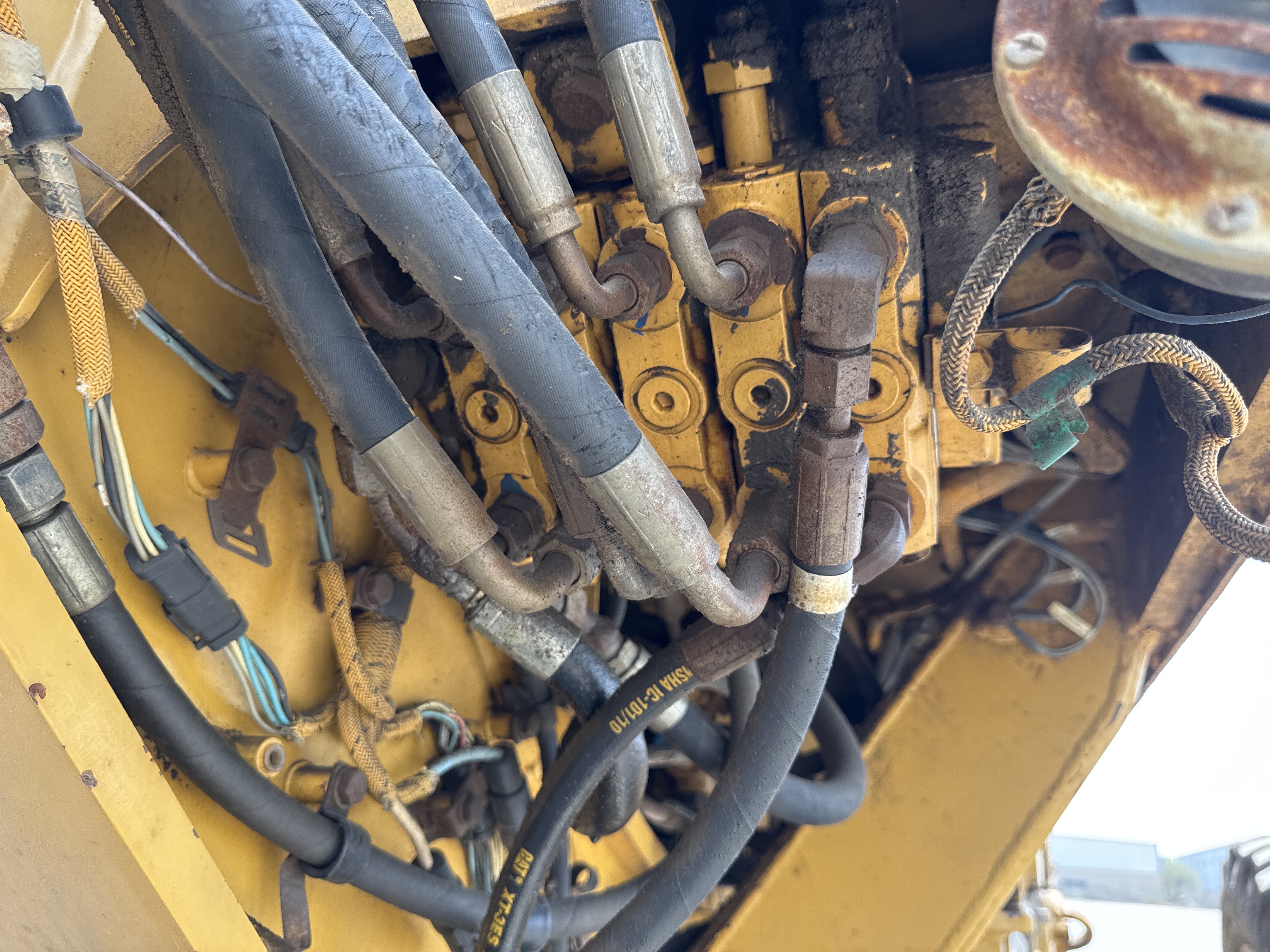 MGG-001-Cat-140K-Motor-graders-inspection-Hydraulics-Main-control-valve-(MCV)-2