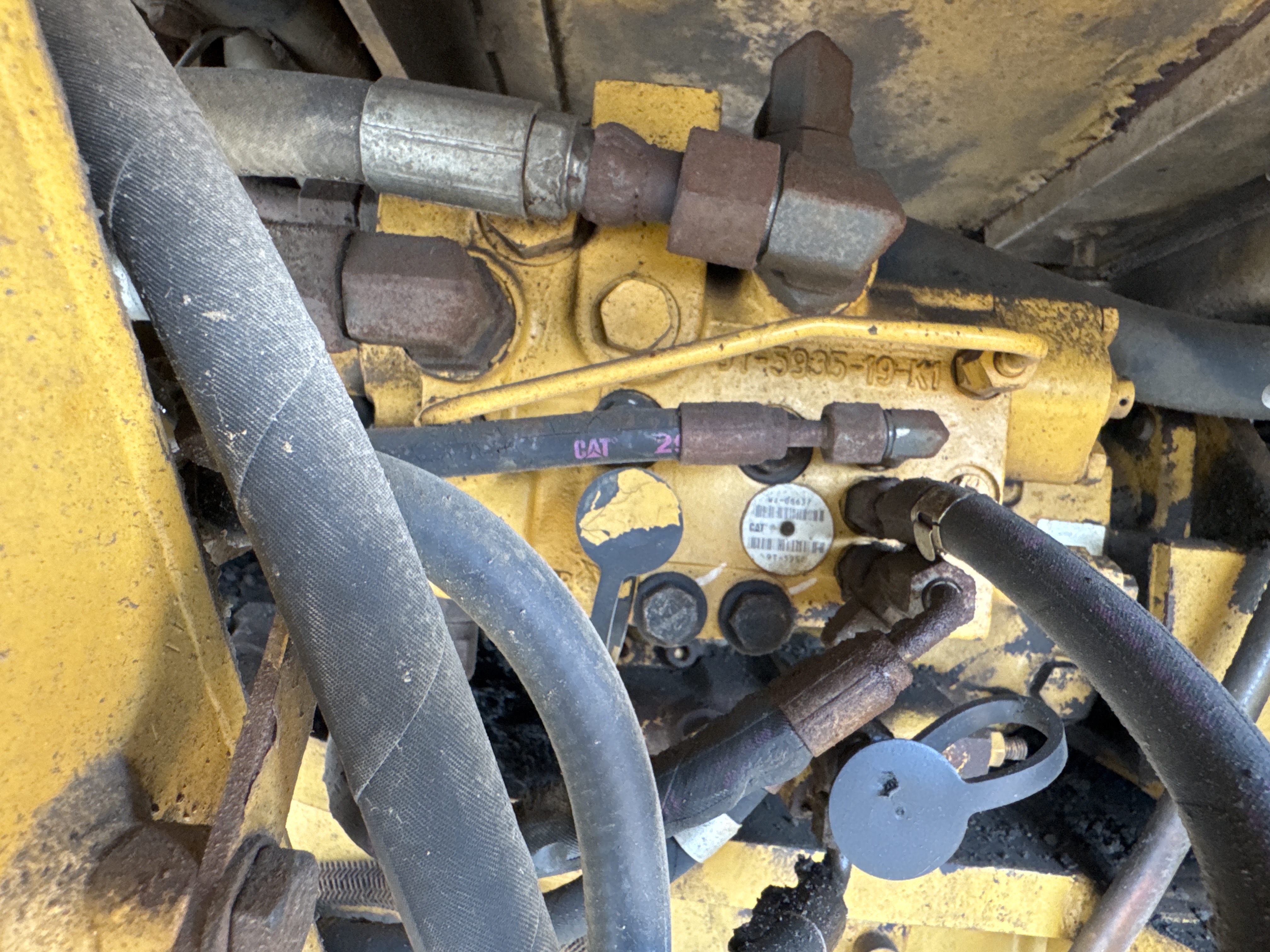 MGG-001-Cat-140K-Motor-graders-inspection-Hydraulics-Main-control-valve-(MCV)-2