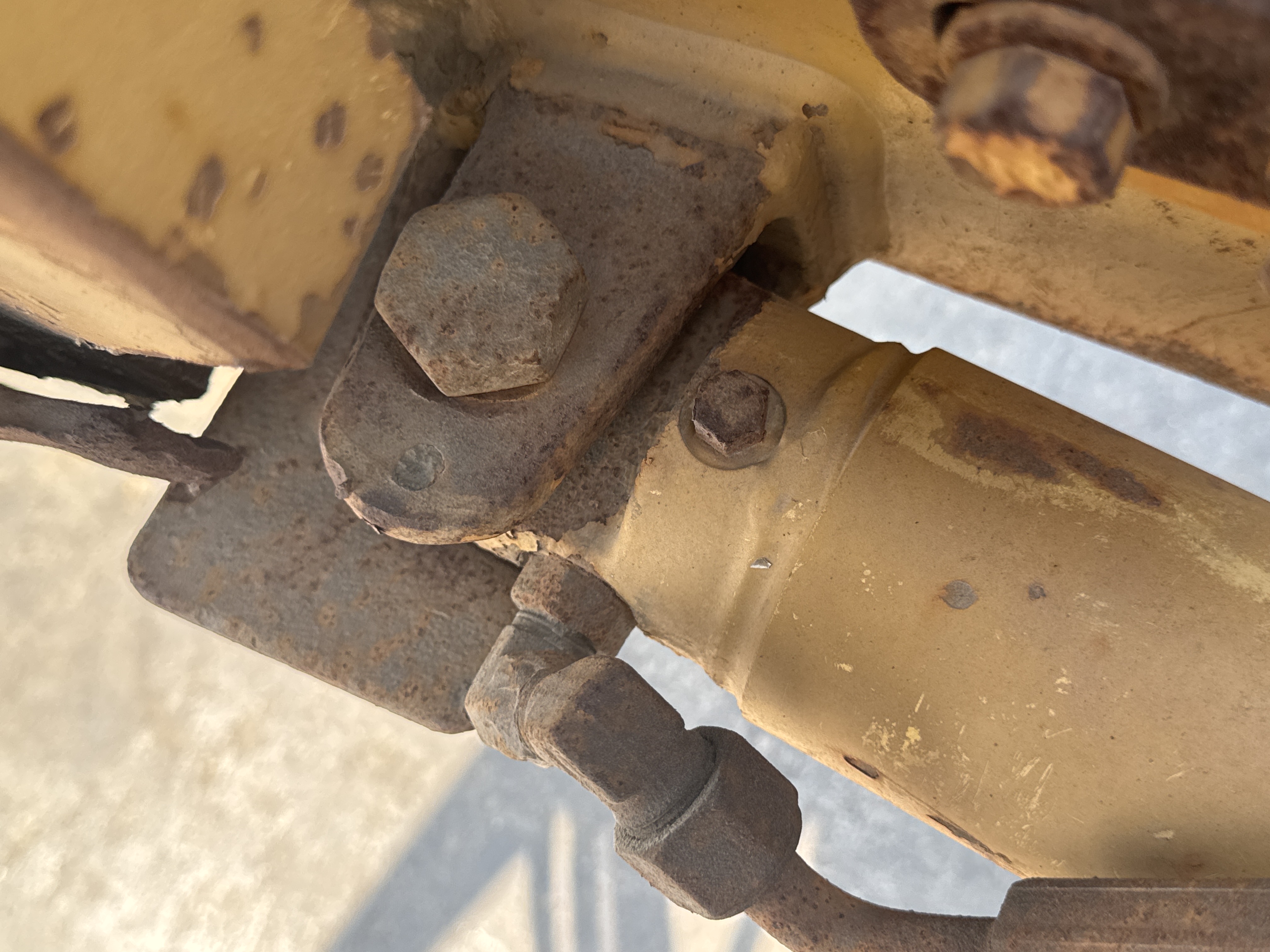 MGG-001-Cat-140K-Motor-graders-inspection-Hydraulics-Hydraulic-pins-/-locks-2