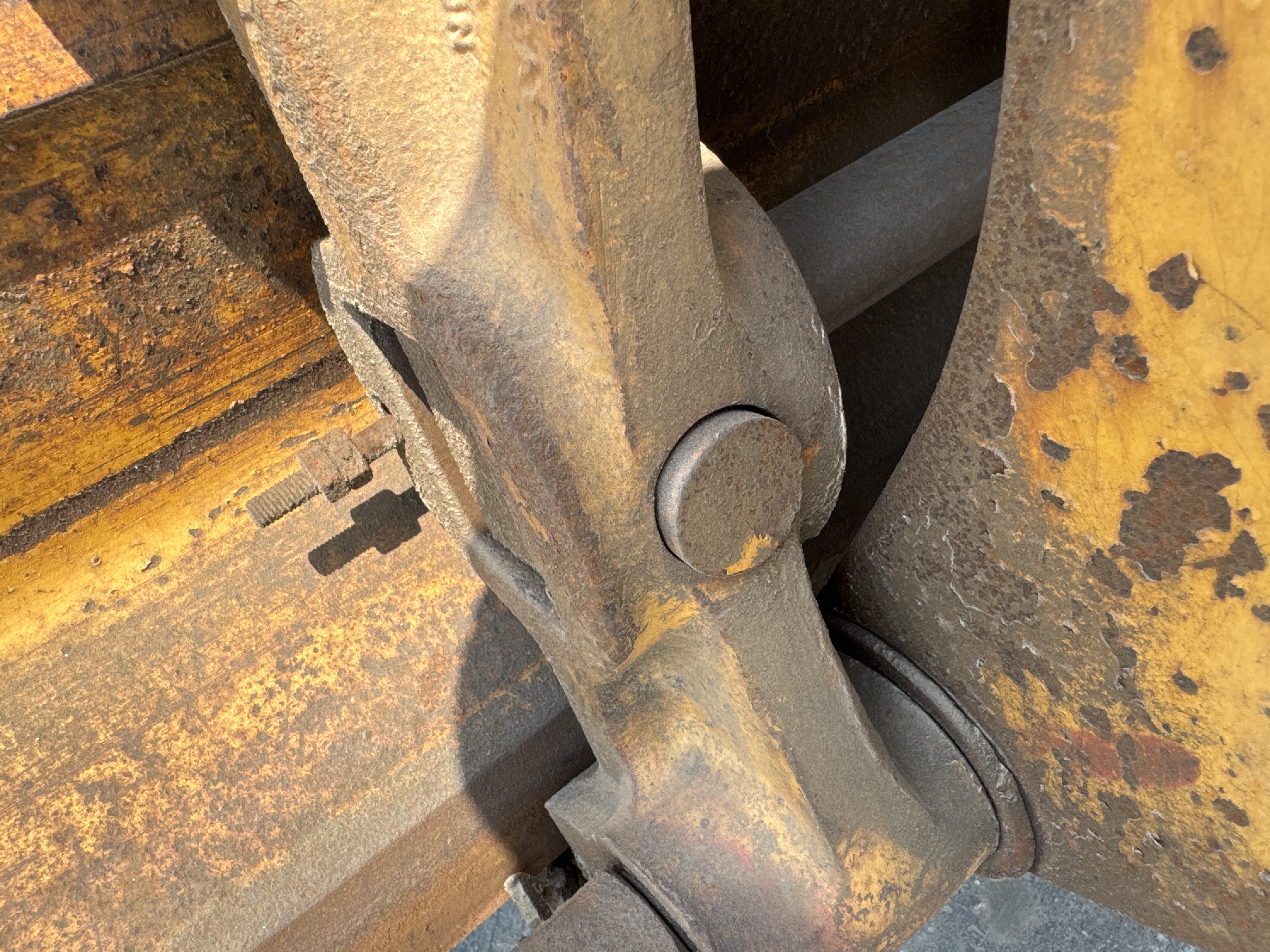 MGG-001-Cat-140K-Motor-graders-inspection-Hydraulics-Hydraulic-pins-/-locks-2