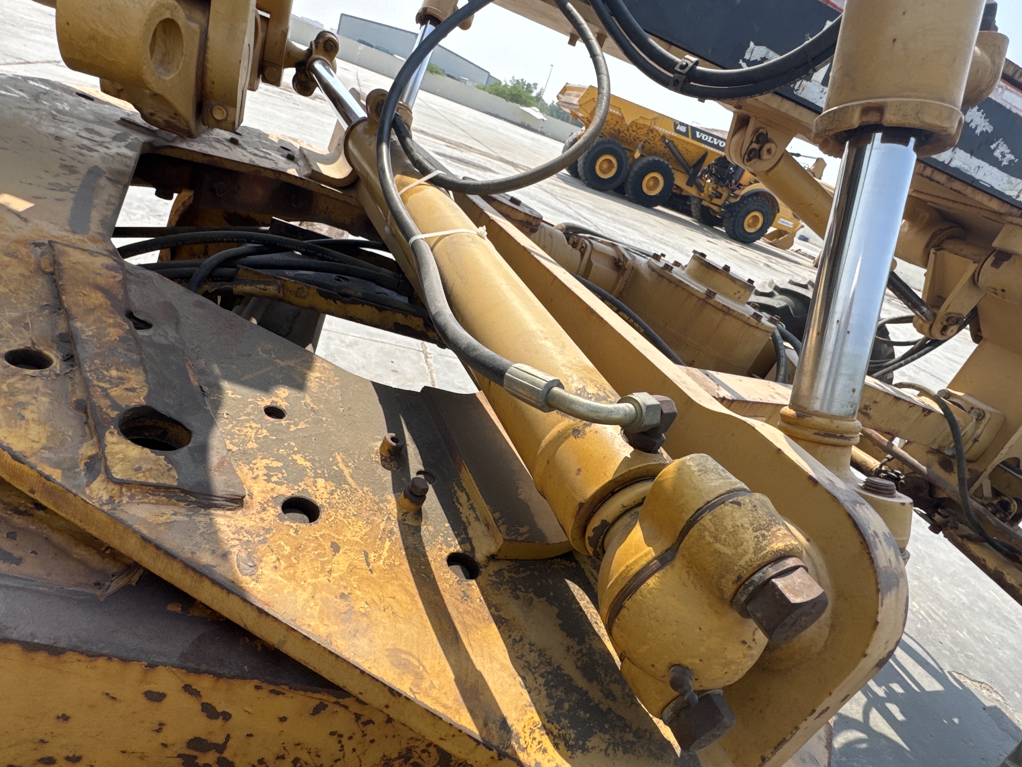 MGG-001-Cat-140K-Motor-graders-inspection-Hydraulics-Centershift-cylinder-2
