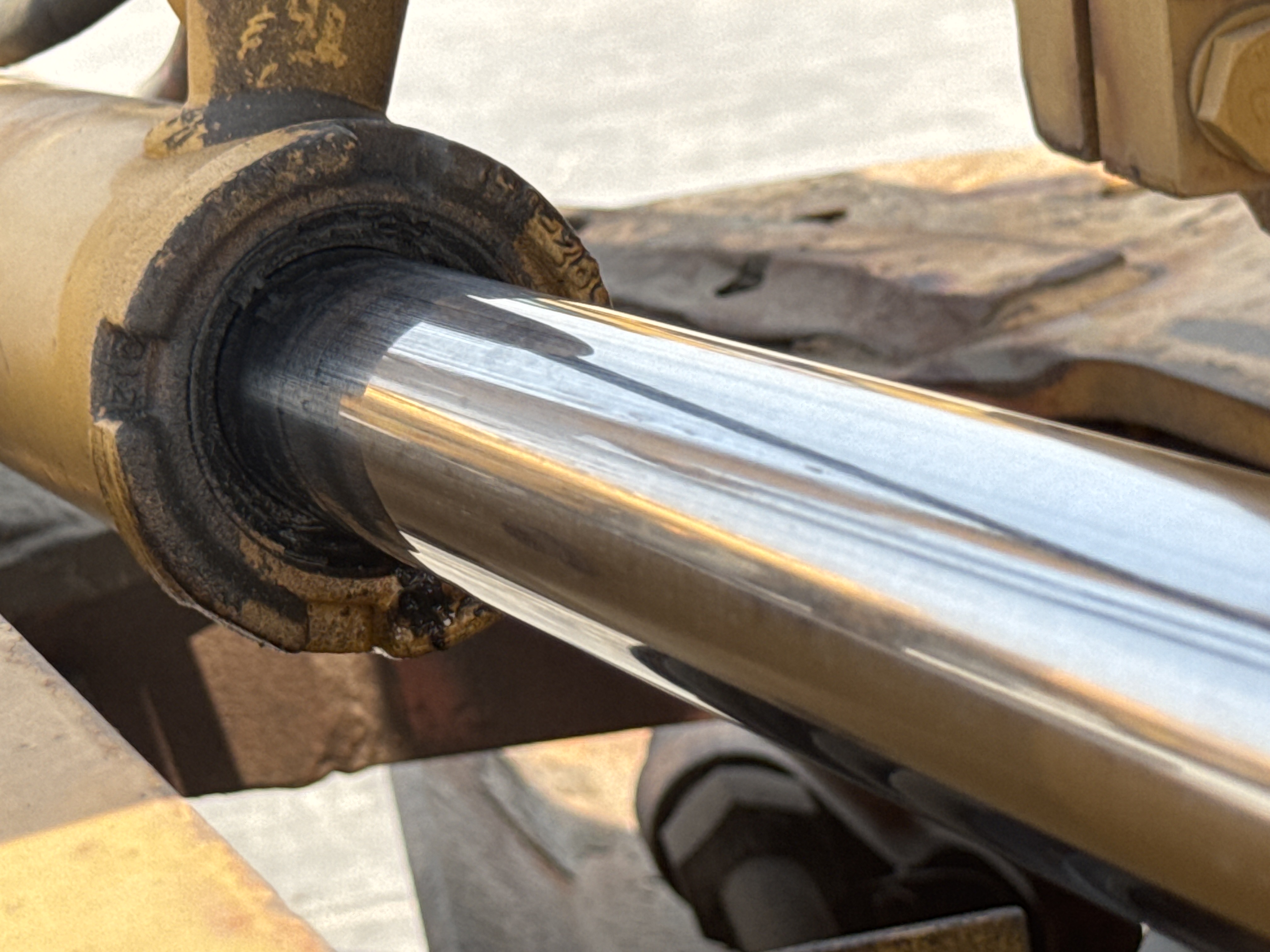 MGG-001-Cat-140K-Motor-graders-inspection-Hydraulics-Centershift-cylinder-2