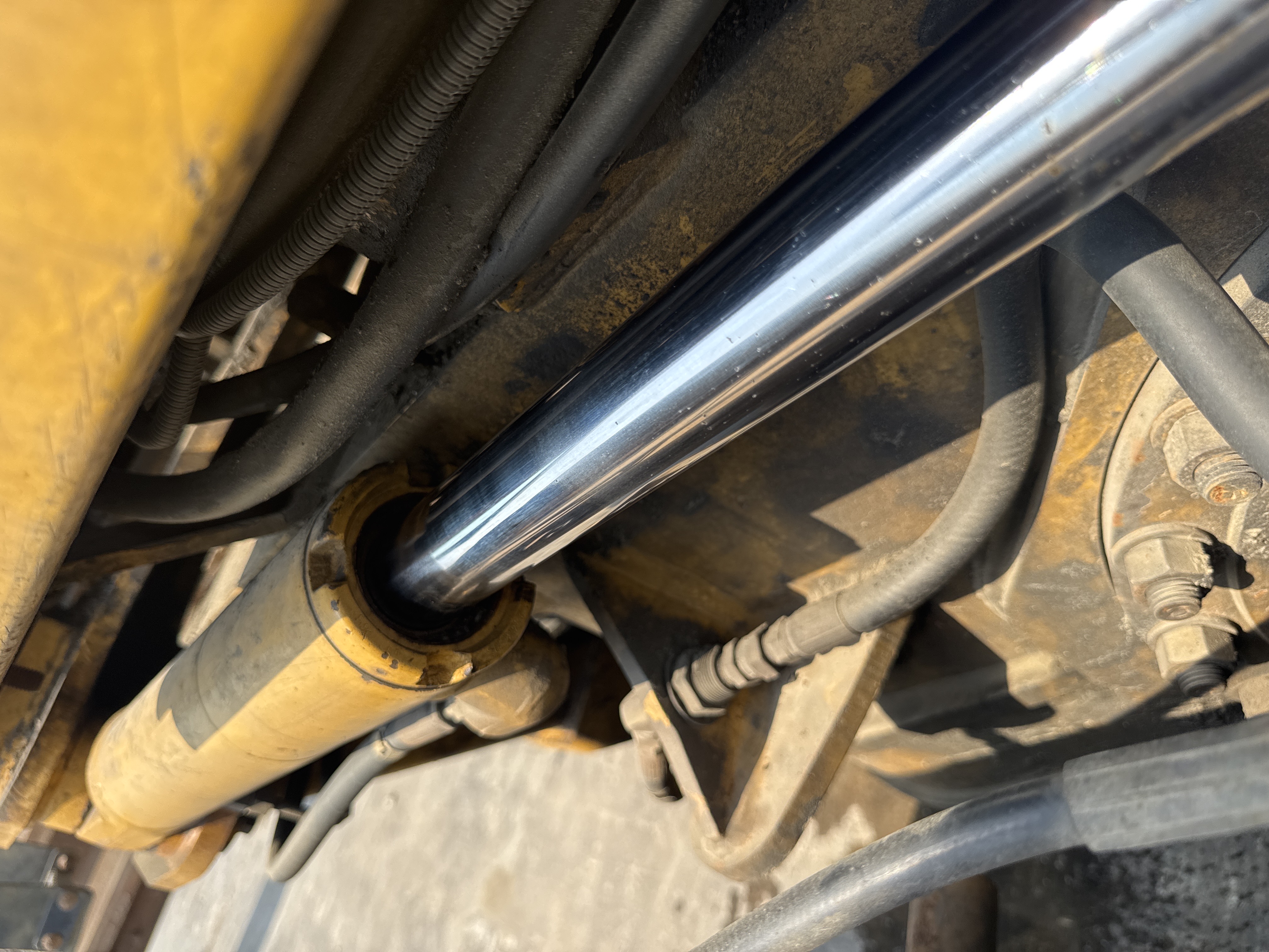 MGG-001-Cat-140K-Motor-graders-inspection-Hydraulics-Articulation-cylinder-4