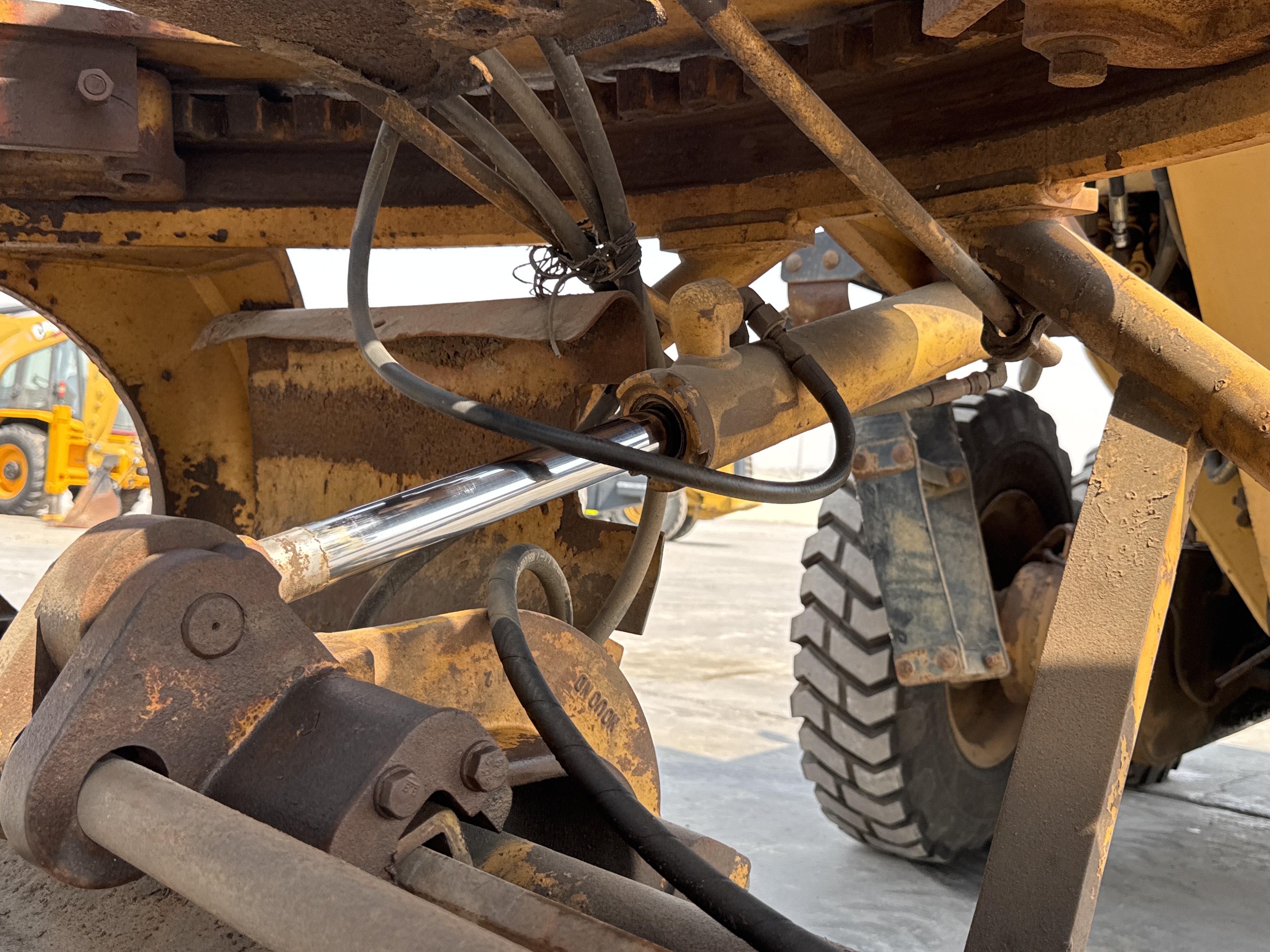 MGG-001-Cat-140K-Motor-graders-inspection-Hydraulics-Blade-tip-cylinder-2