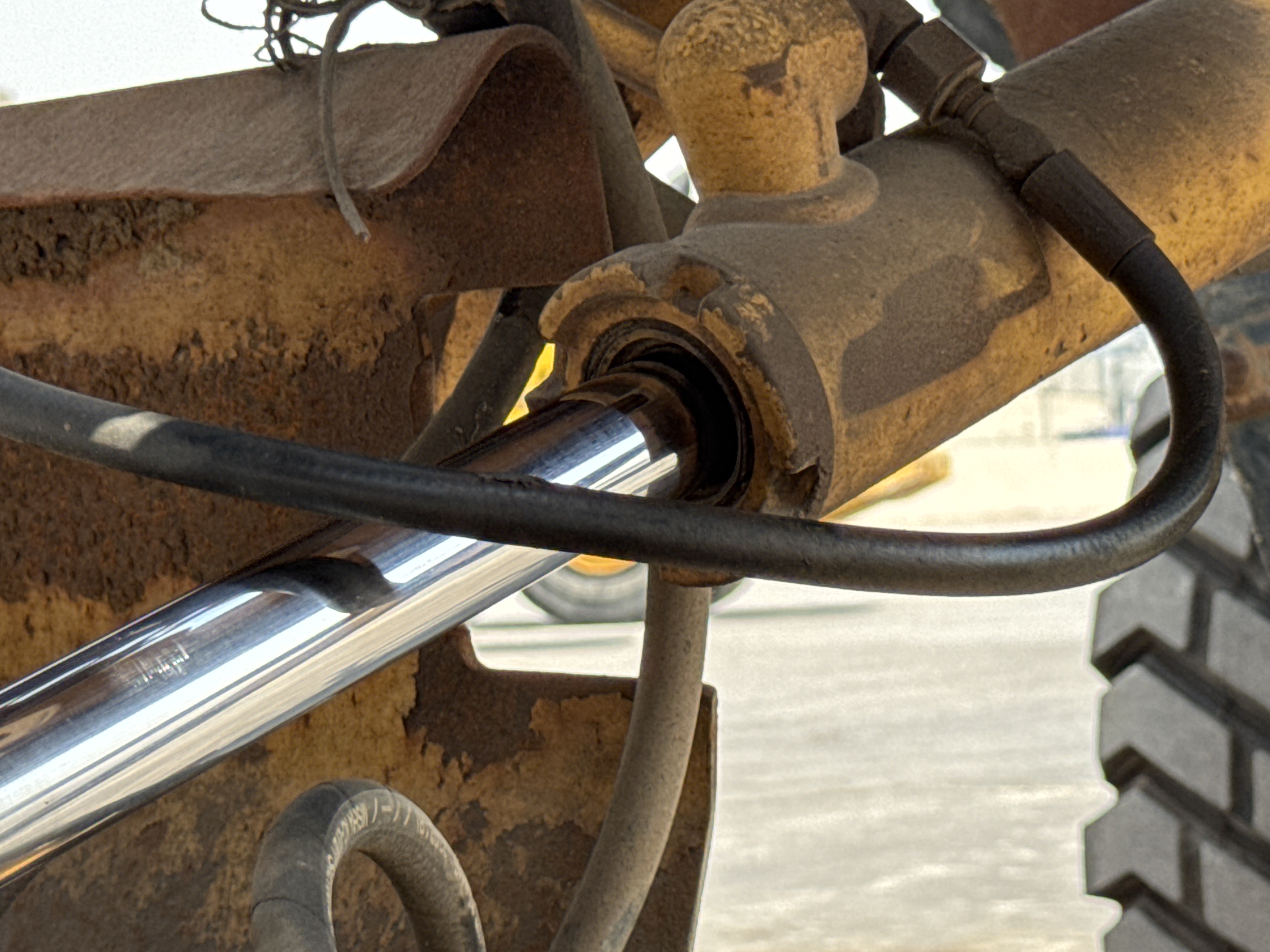 MGG-001-Cat-140K-Motor-graders-inspection-Hydraulics-Blade-tip-cylinder-2