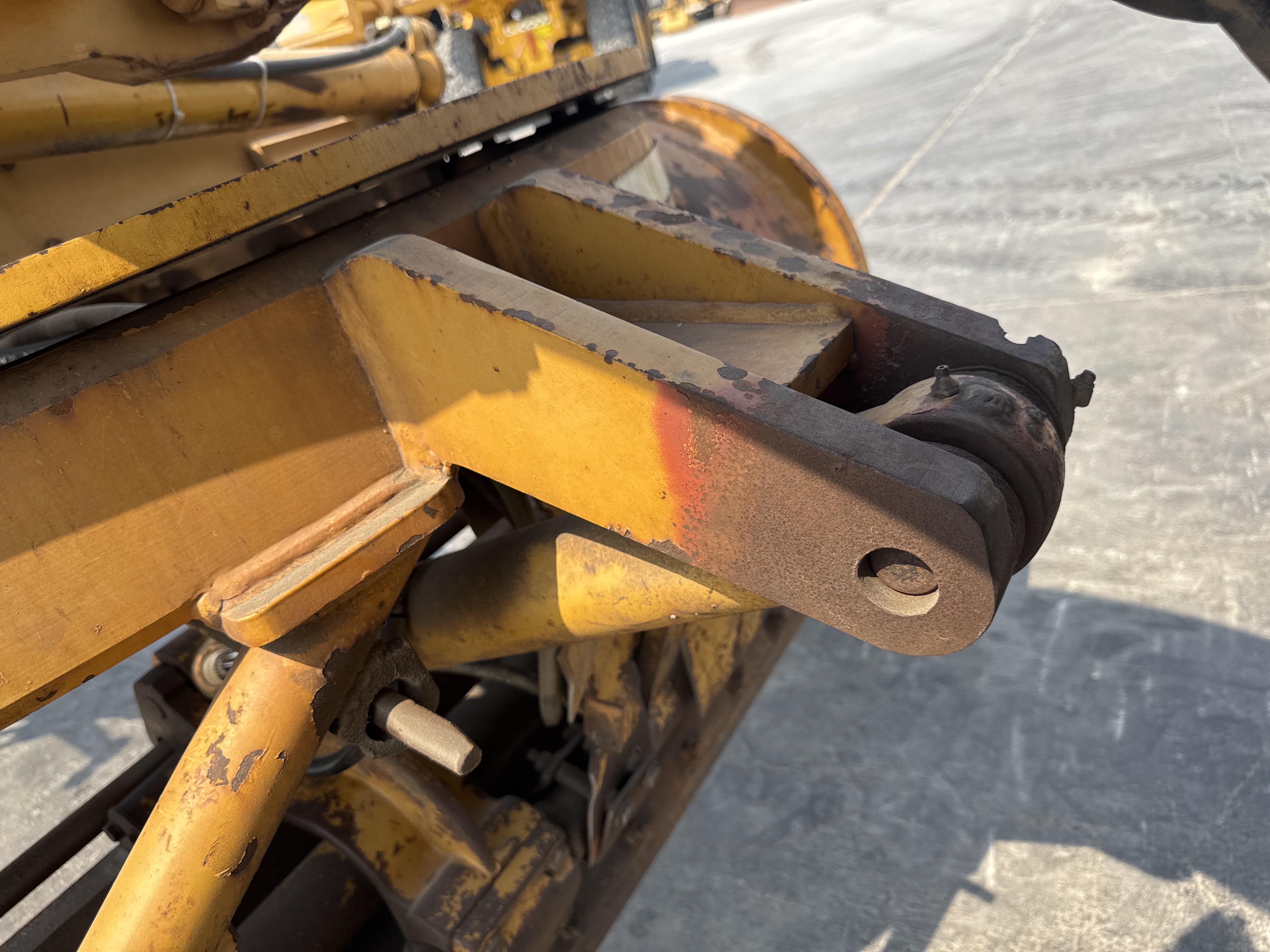 MGG-001-Cat-140K-Motor-graders-inspection-Hydraulics-Blade-tip-cylinder-2