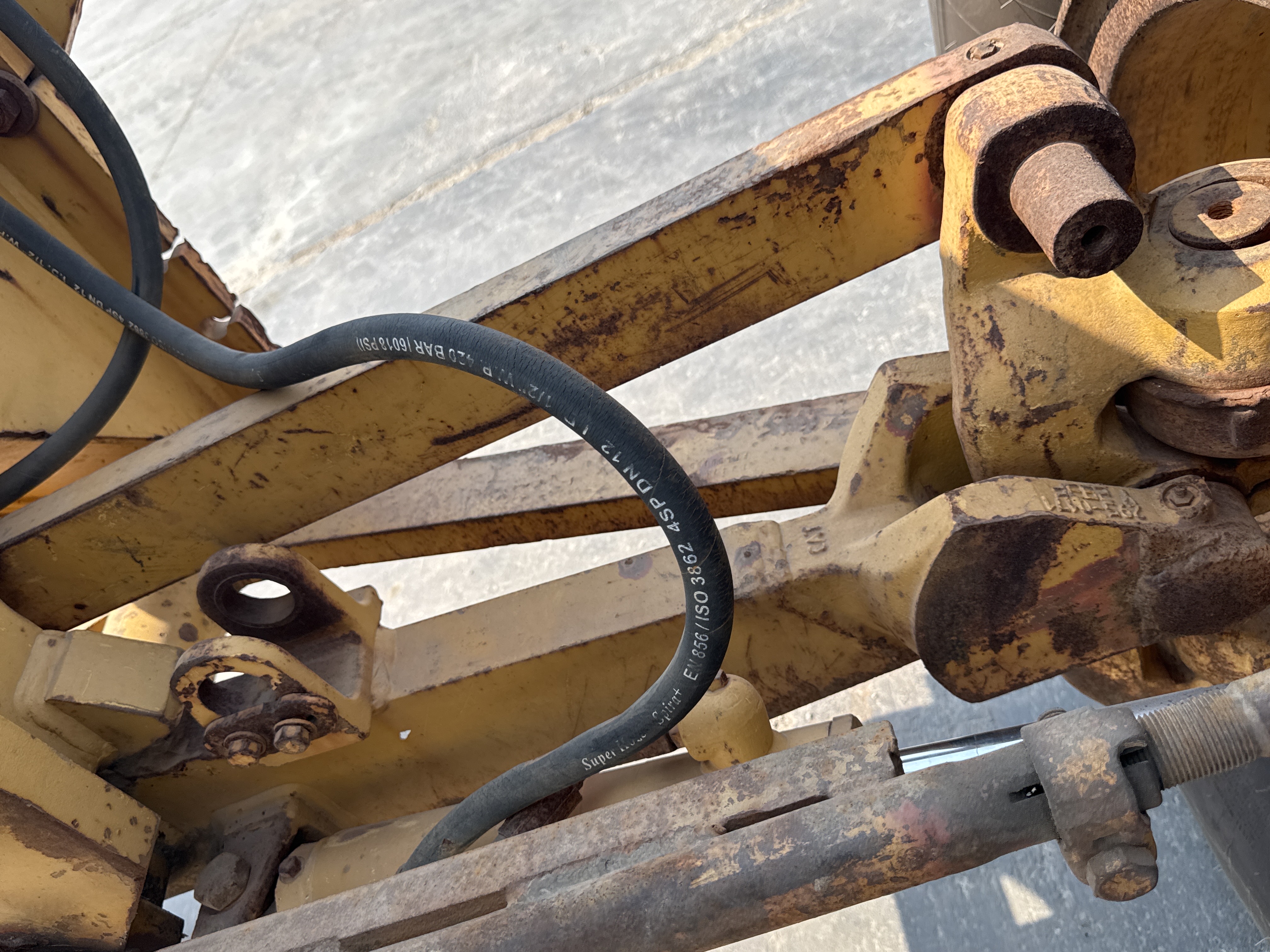 MGG-001-Cat-140K-Motor-graders-inspection-Hydraulics-Wheel-lean-cylinder-2