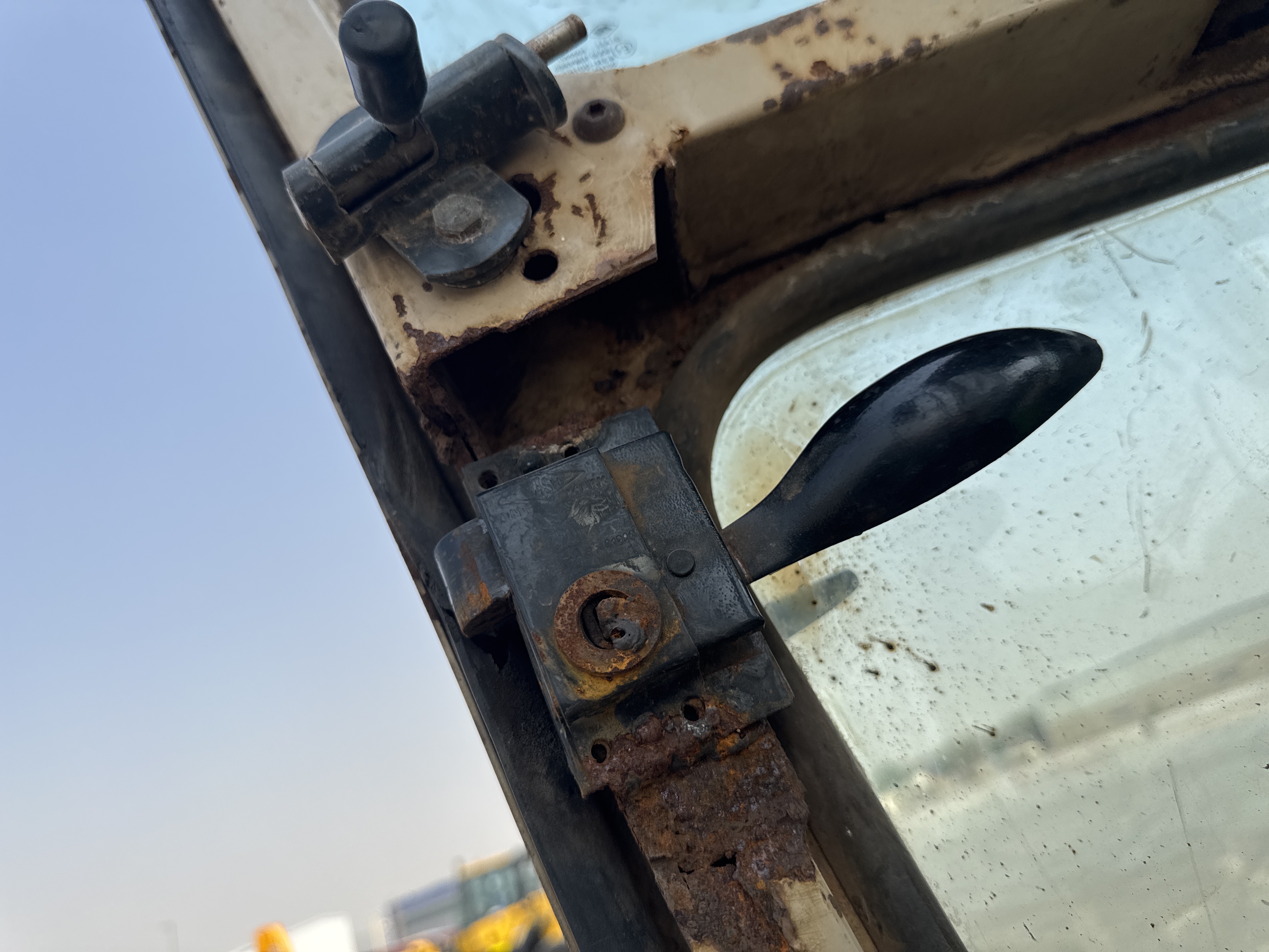 MGG-001-Cat-140K-Motor-graders-inspection-Cabin-Door-handles-2