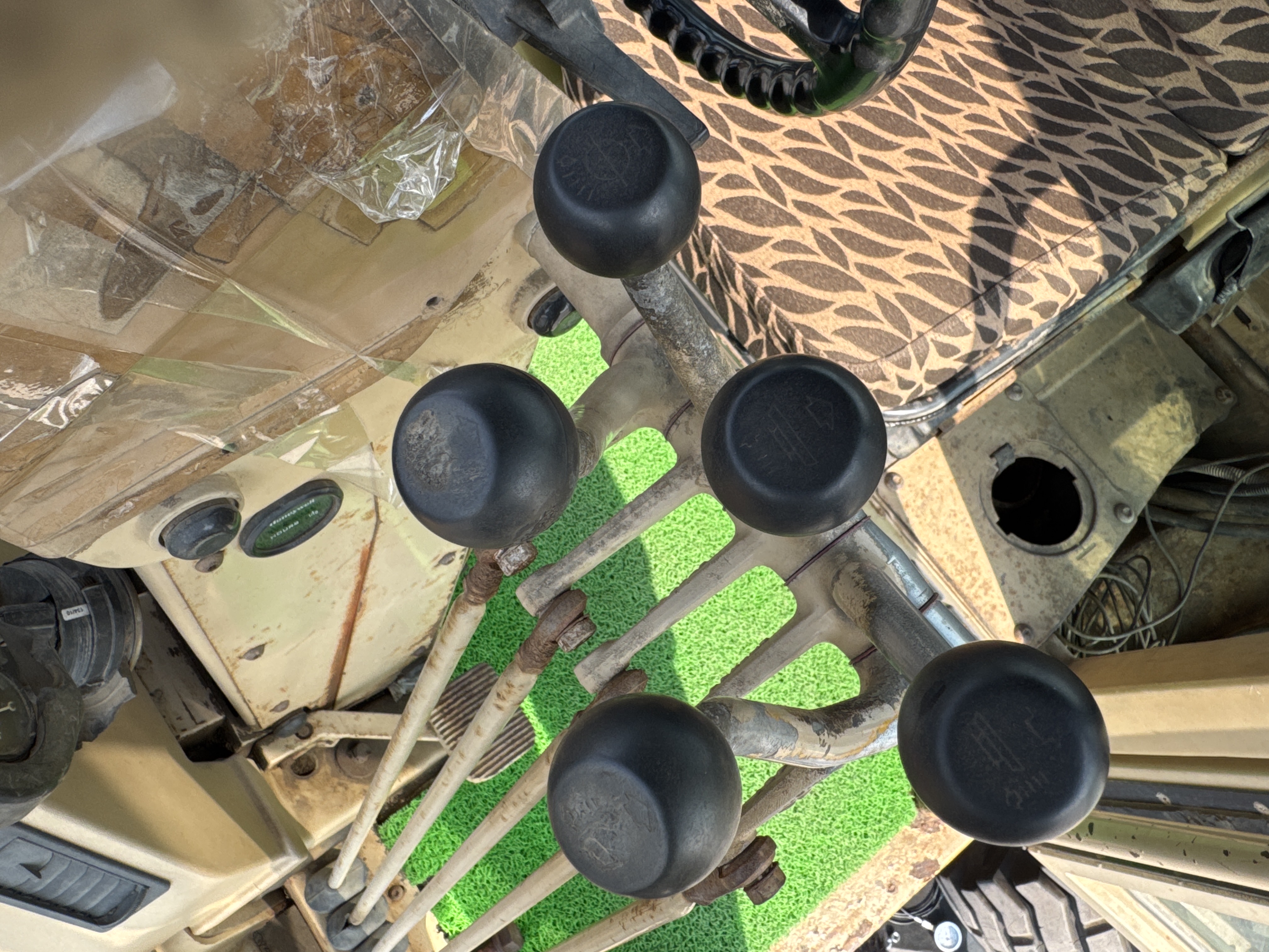 MGG-001-Cat-140K-Motor-graders-inspection-Cabin-Joysticks-2