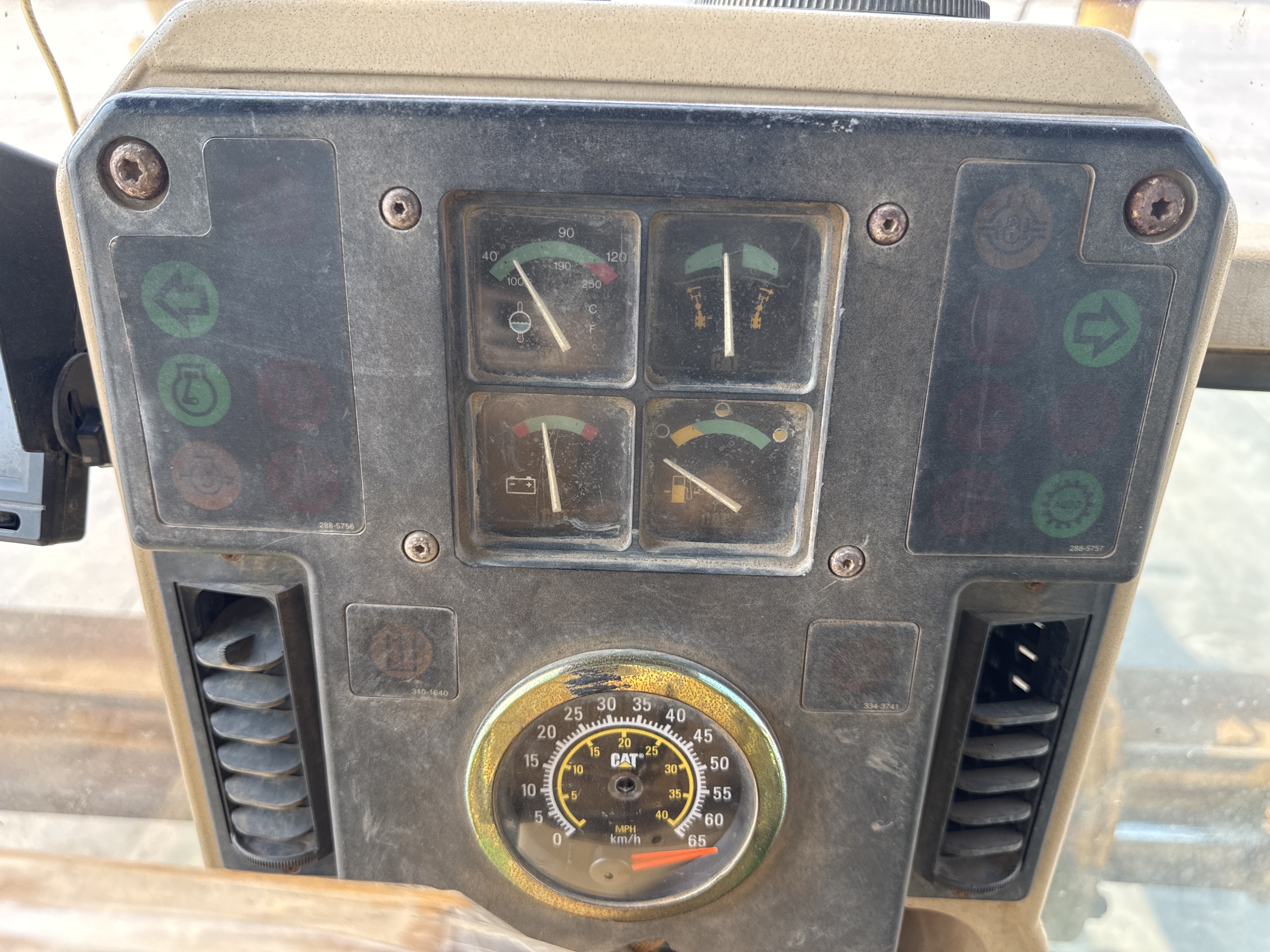 MGG-001-Cat-140K-Motor-graders-inspection-Cabin-Instrument-cluster-2