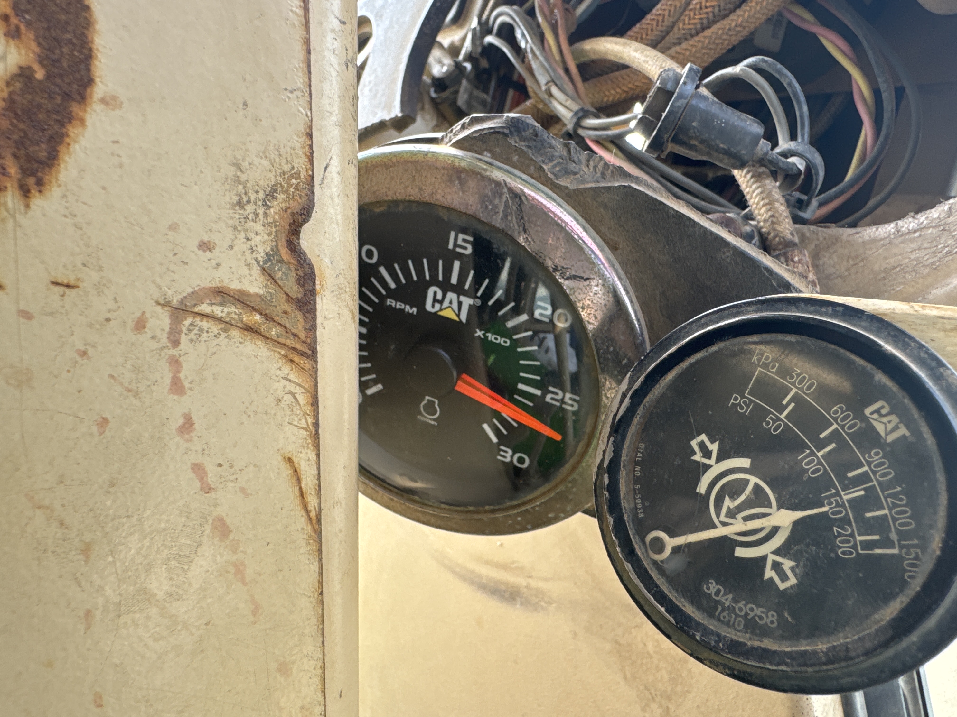 MGG-001-Cat-140K-Motor-graders-inspection-Cabin-Instrument-cluster-3