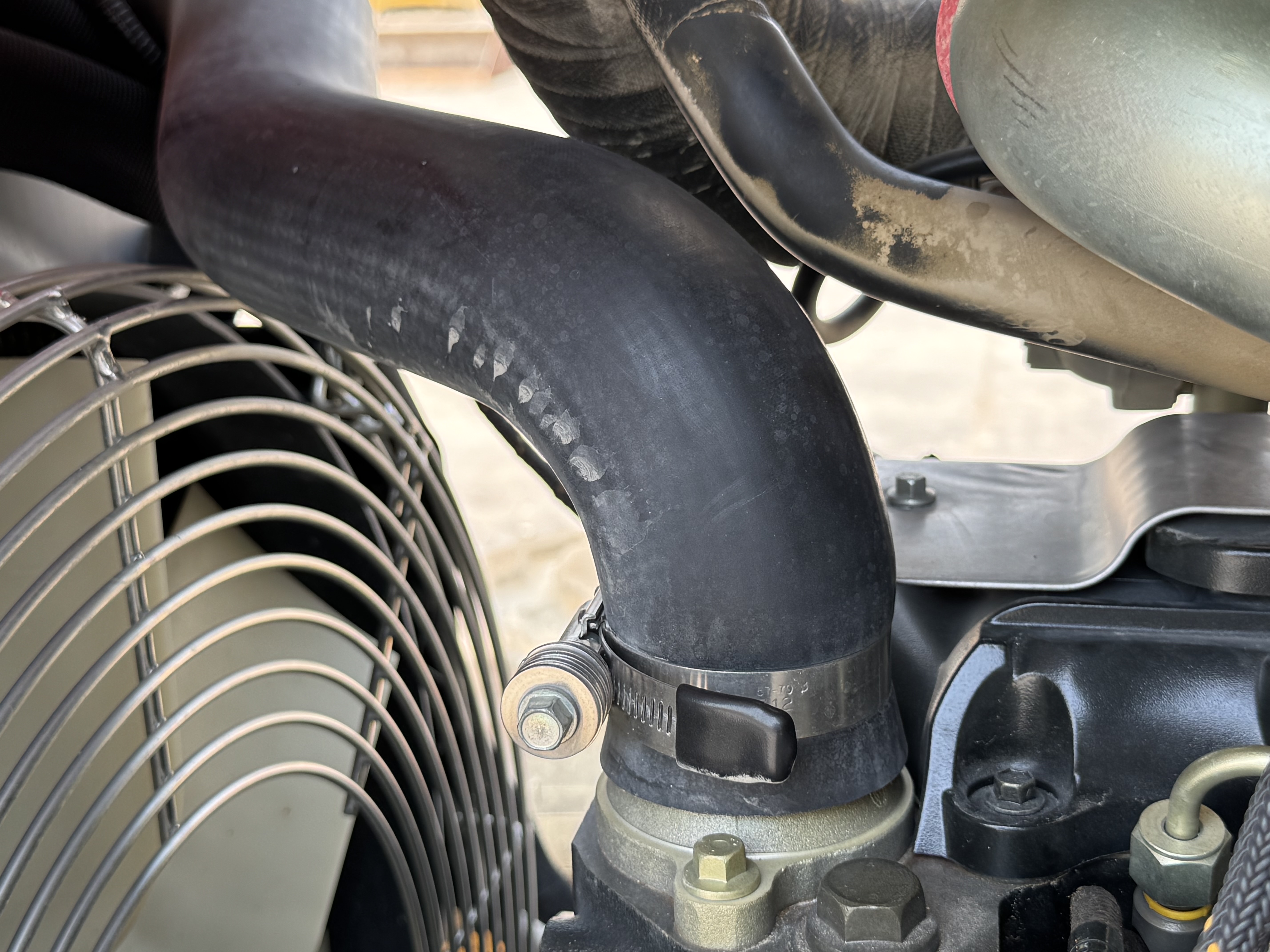 BHL-002-Cat-428-Backhoe-loaders-inspection-Engine-Hoses-1