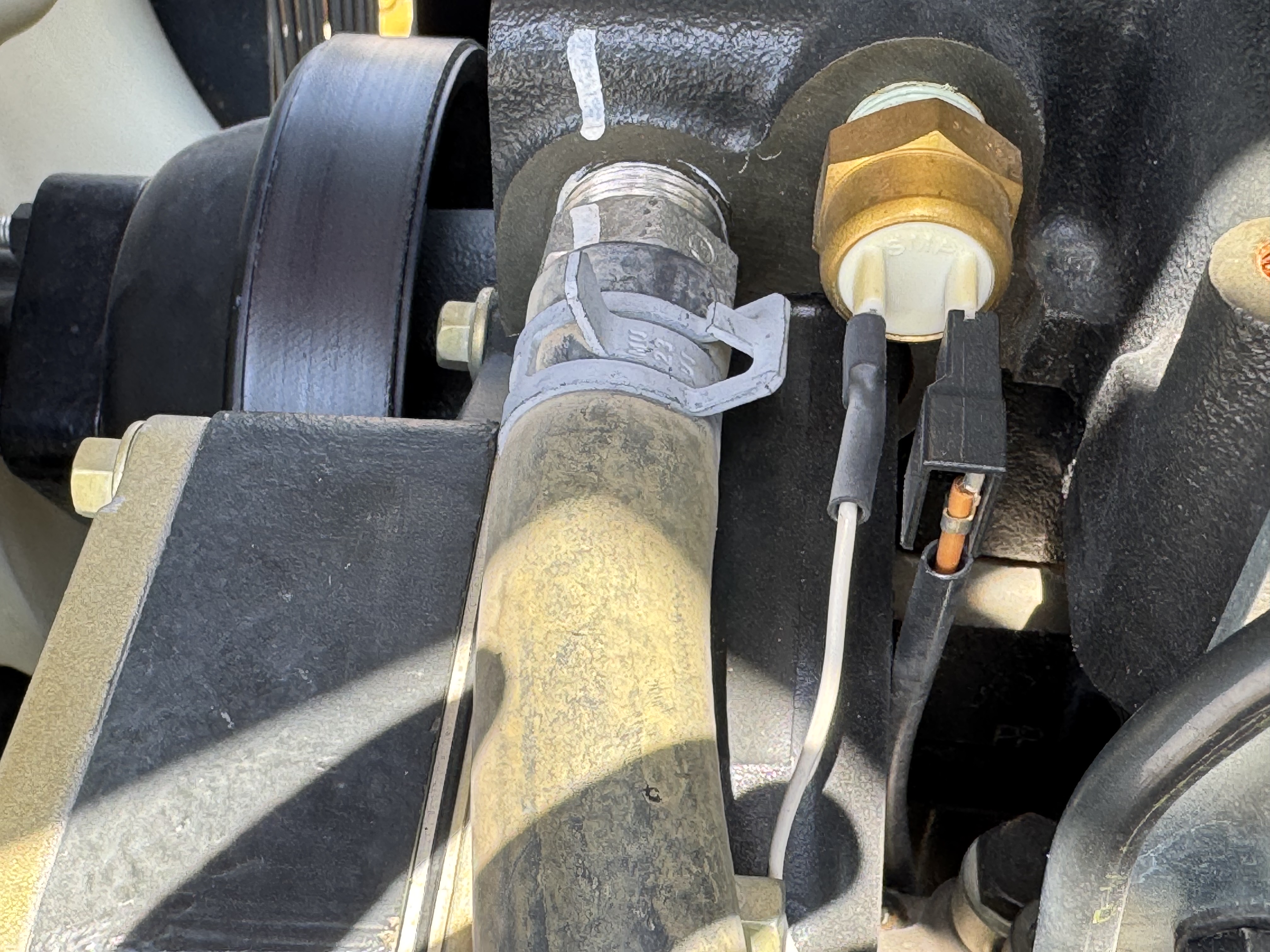 BHL-002-Cat-428-Backhoe-loaders-inspection-Engine-Hoses-1