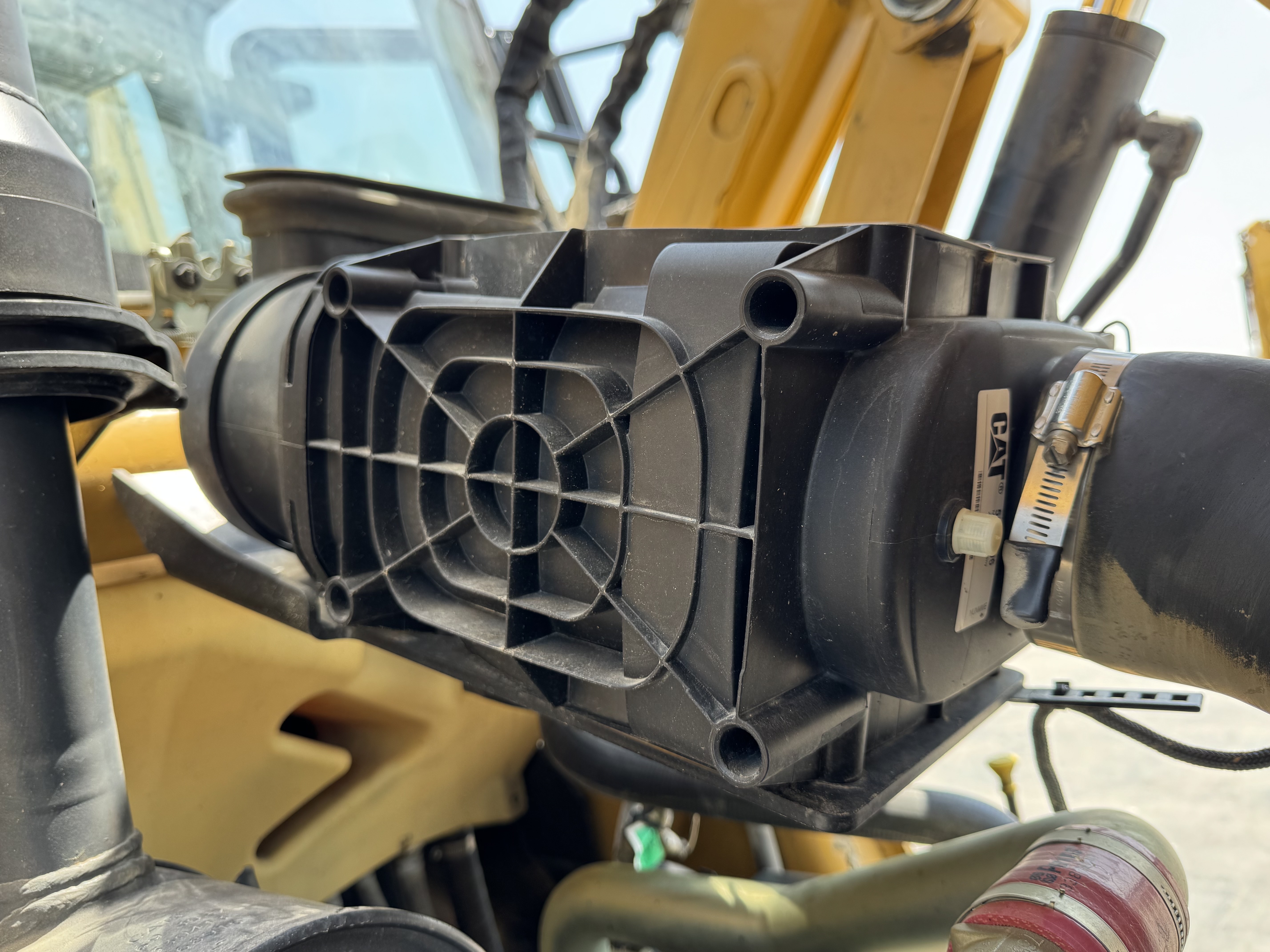 BHL-002-Cat-428-Backhoe-loaders-inspection-Engine-Air-intake-system-1