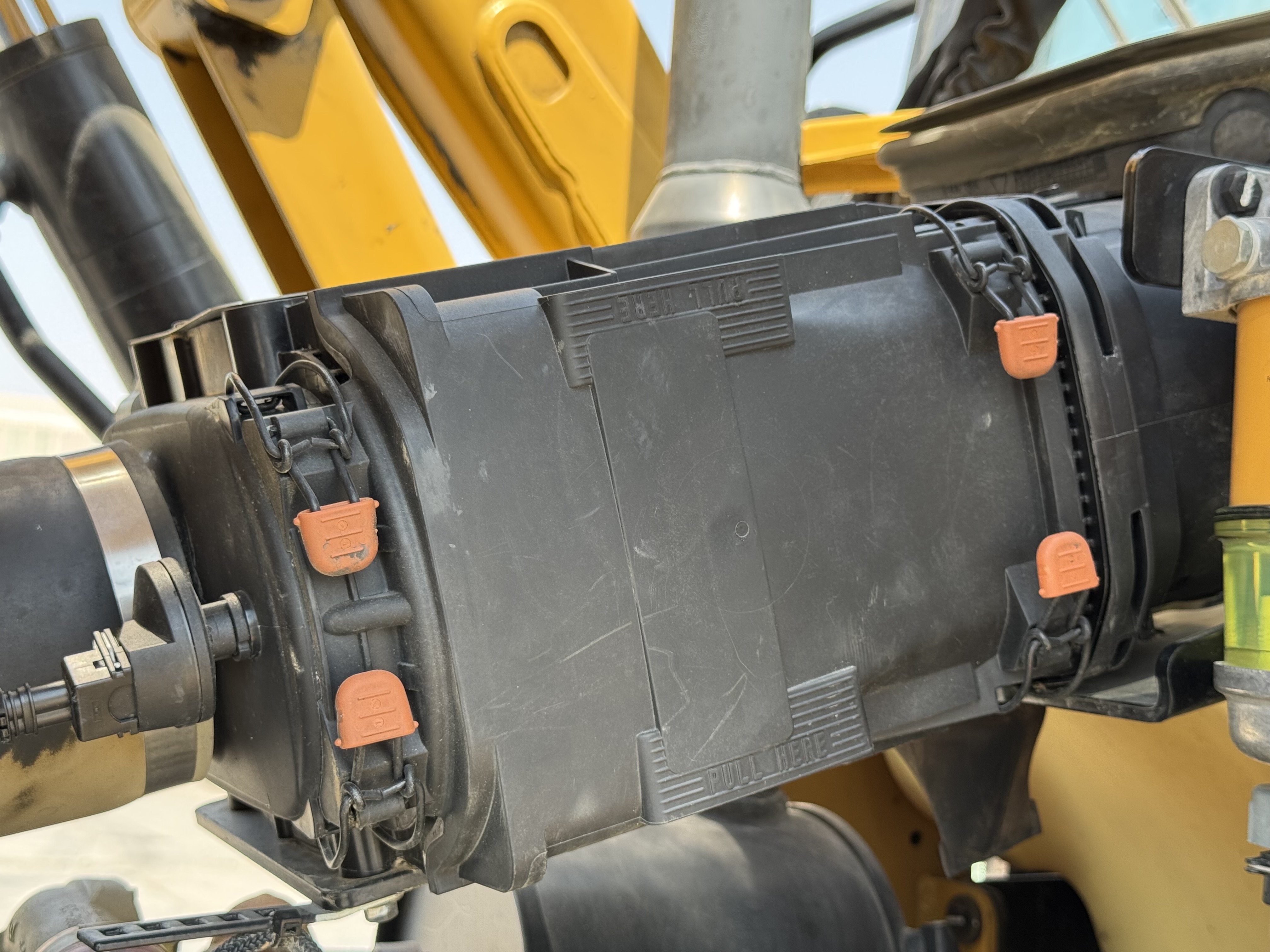 BHL-002-Cat-428-Backhoe-loaders-inspection-Engine-Air-intake-system-1