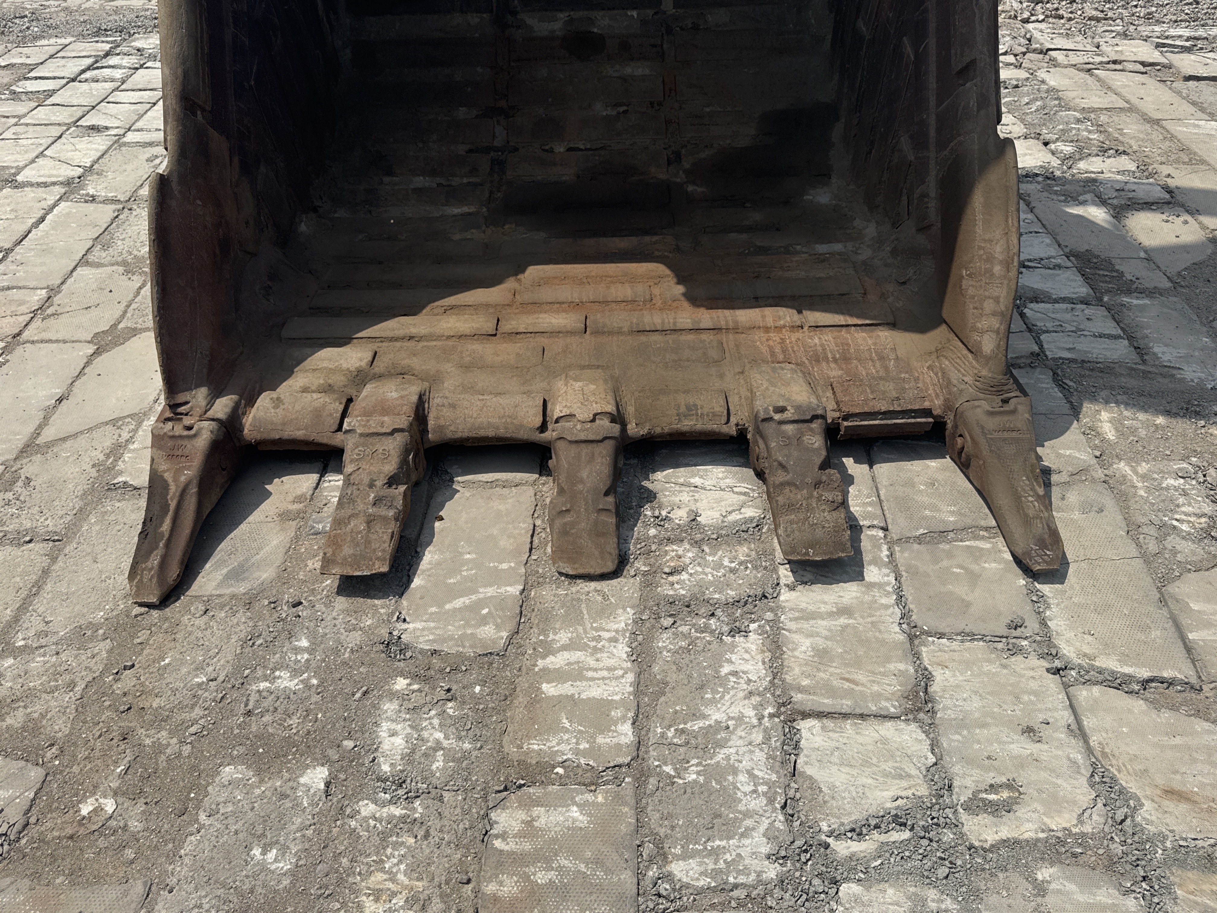 LEX-004-Cat-349D2L-Large-excavators-inspection-Attachment-Excavator-bucket-teeth-condition