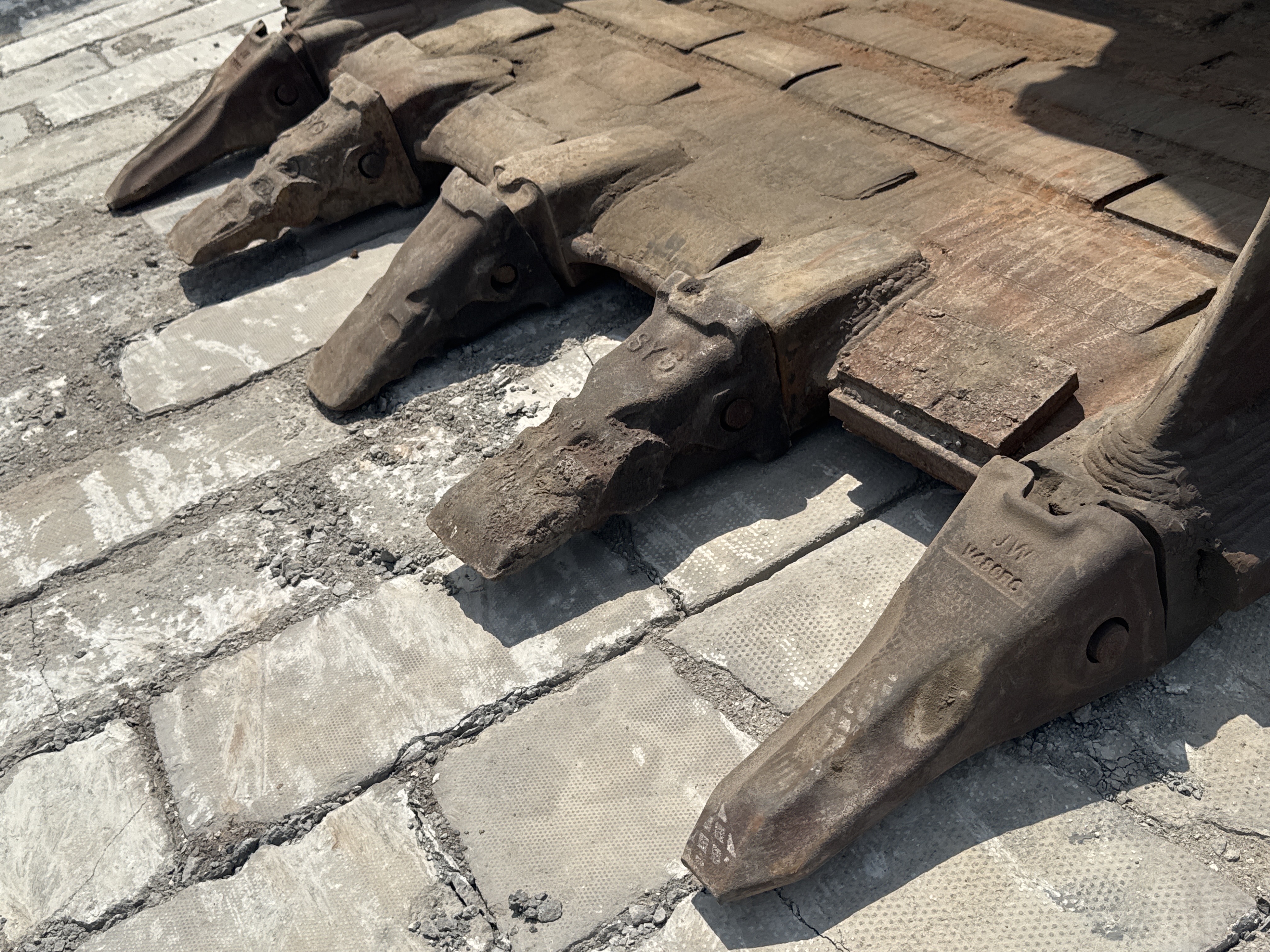 LEX-004-Cat-349D2L-Large-excavators-inspection-Attachment-Excavator-bucket-teeth-condition