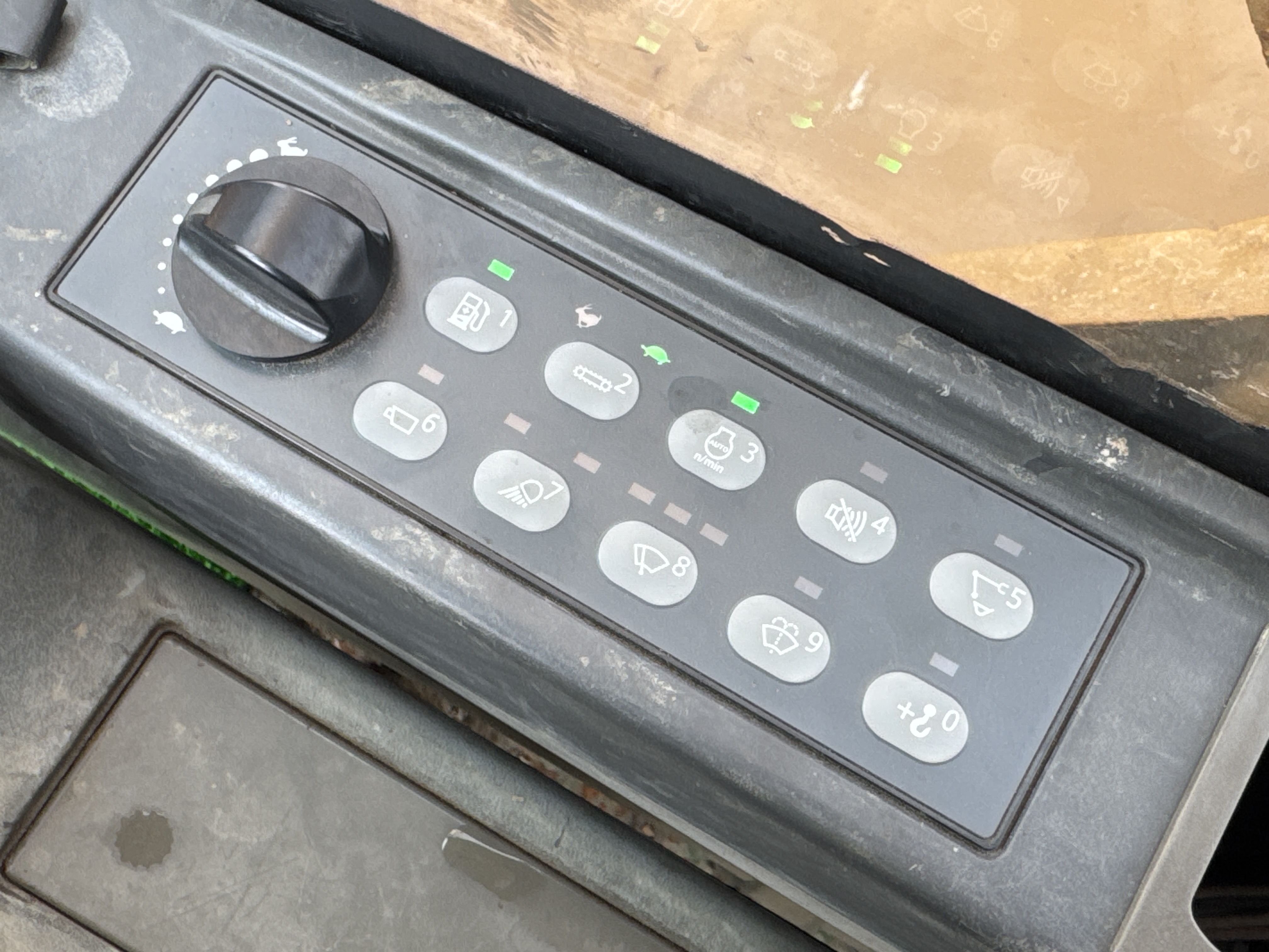 MDX-009-Cat-320D2-Medium-excavators-inspection-Cabin-Electronic-instrument-board-3