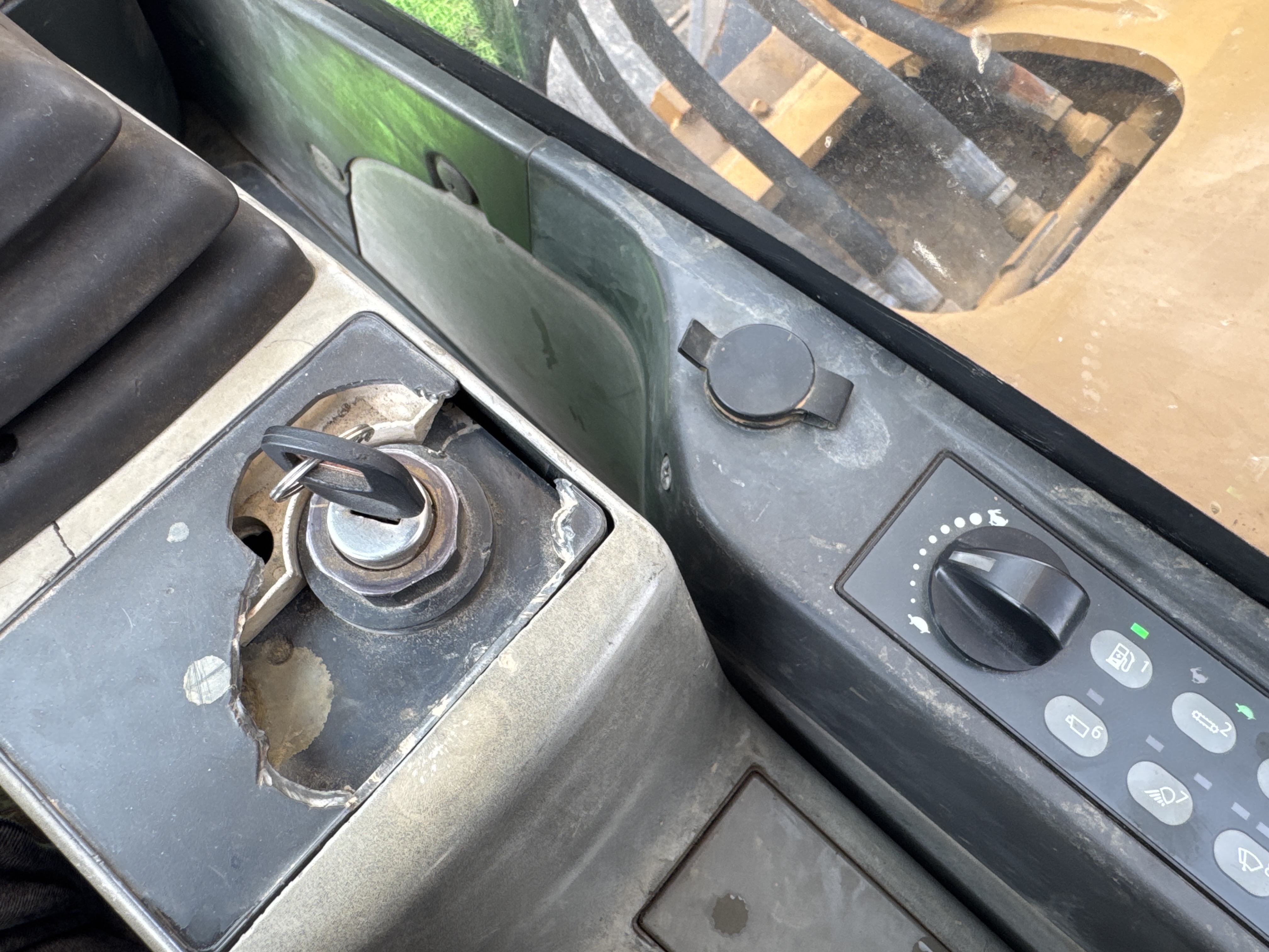 MDX-009-Cat-320D2-Medium-excavators-inspection-Cabin-Electronic-instrument-board-3