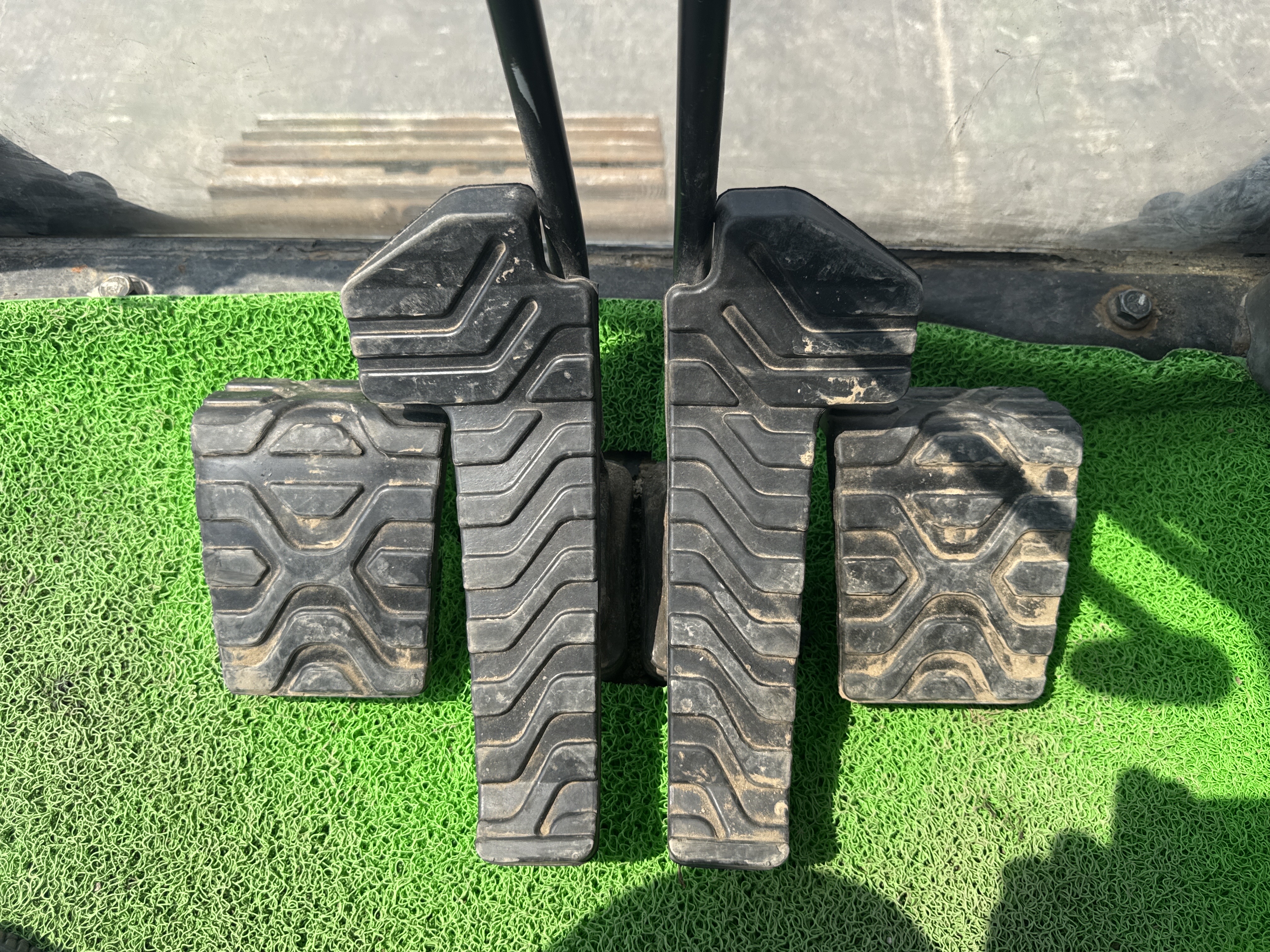MDX-009-Cat-320D2-Medium-excavators-inspection-Cabin-Pedals-2